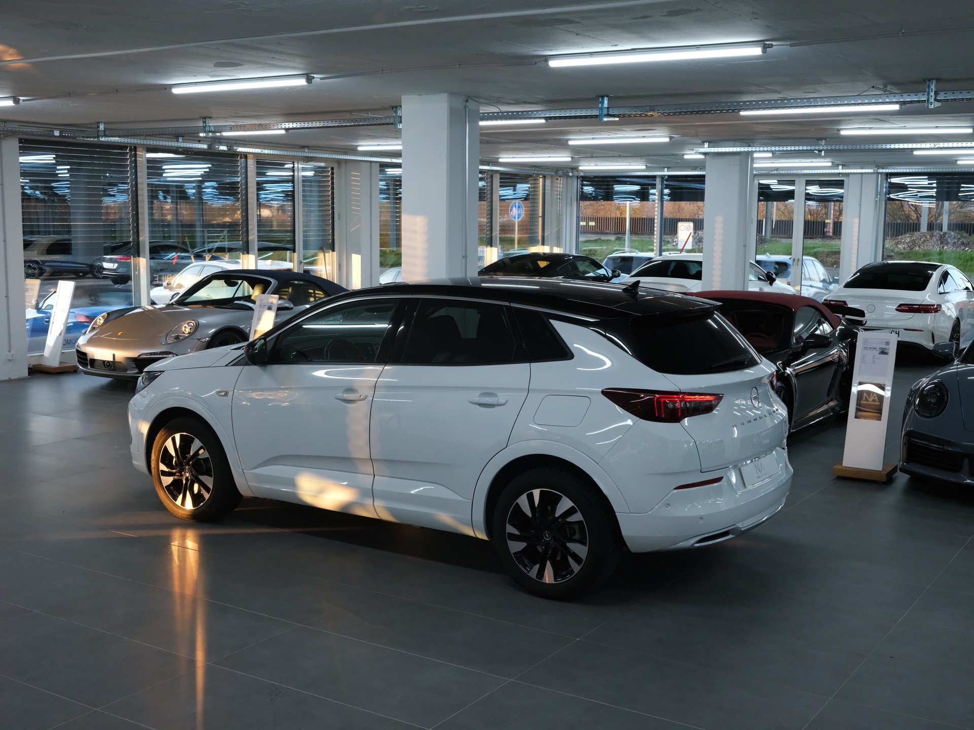OPEL Grandland 1.6 Hybrid Ultimate Automatik-image-11
