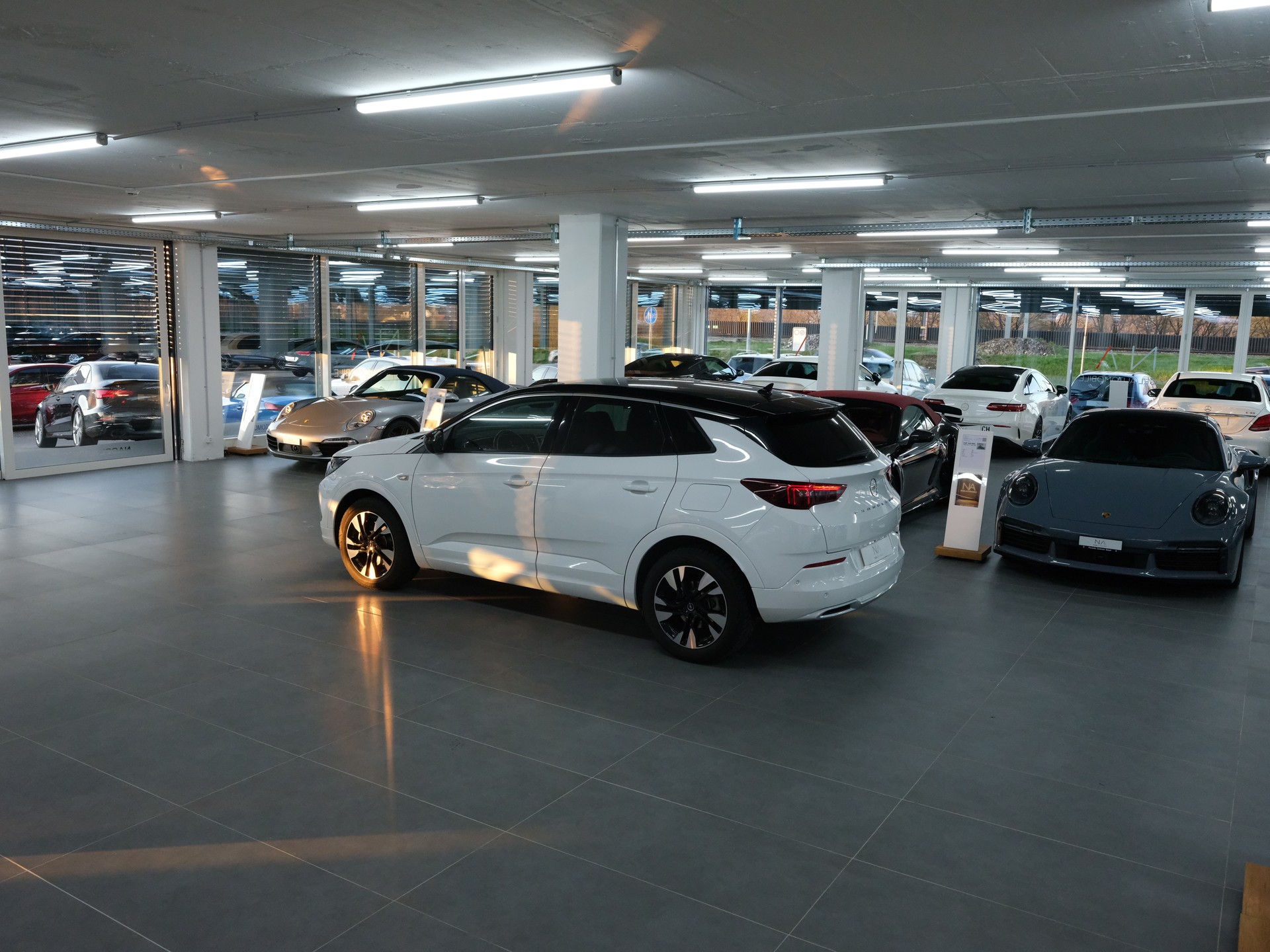 OPEL Grandland 1.6 Hybrid Ultimate Automatik-image-12