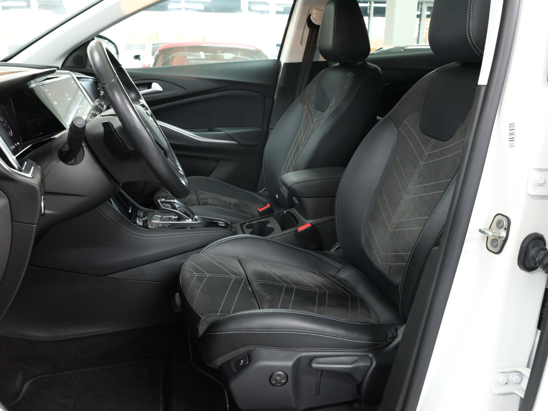 OPEL Grandland 1.6 Hybrid Ultimate Automatik-image-15