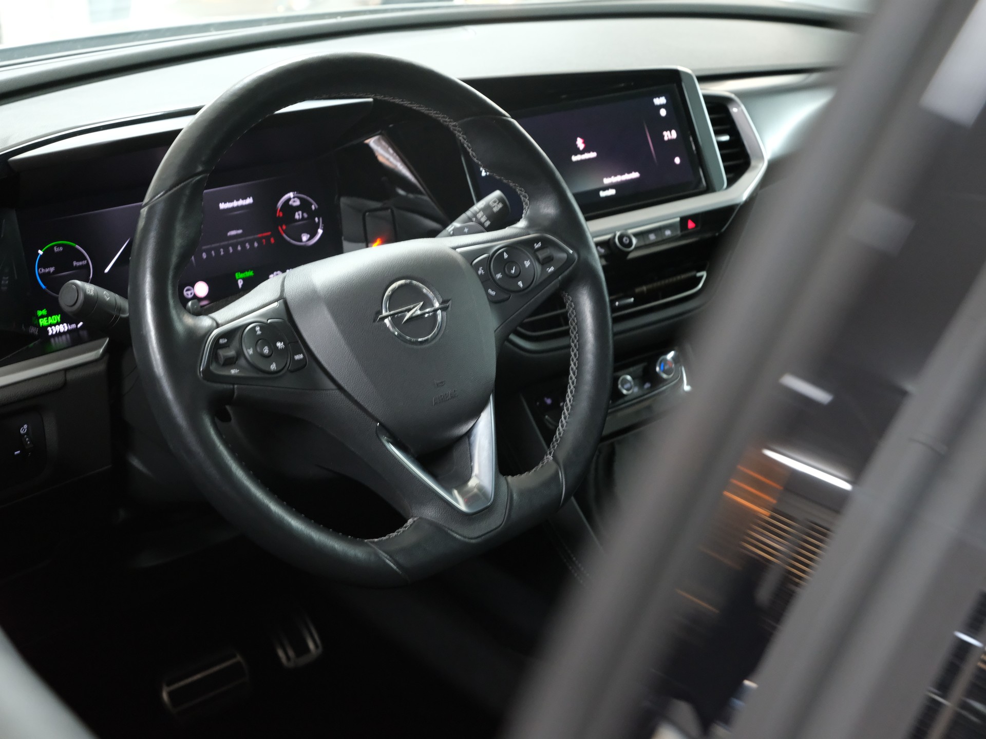 OPEL Grandland 1.6 Hybrid Ultimate Automatik-image-16