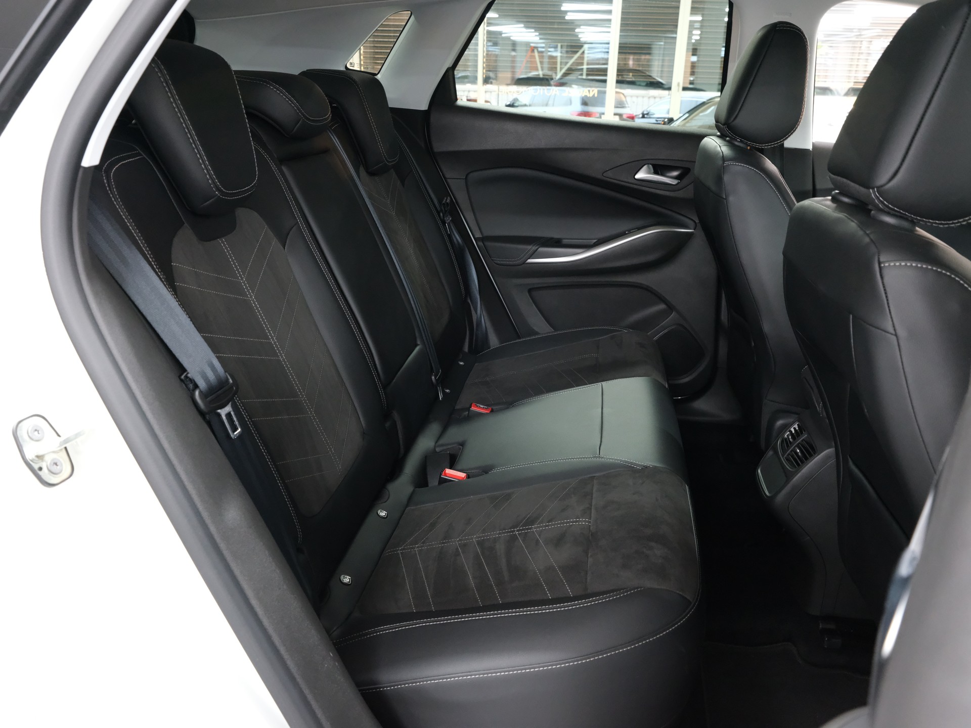 OPEL Grandland 1.6 Hybrid Ultimate Automatik-image-21
