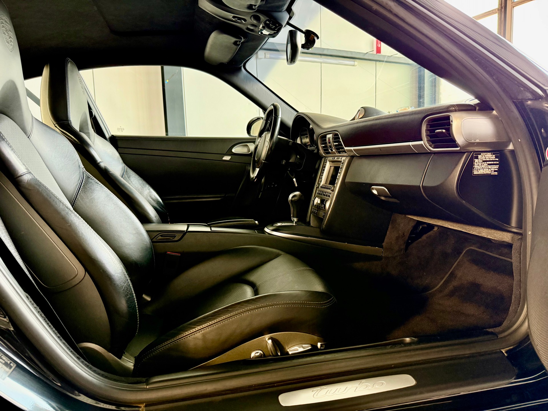 PORSCHE 911 Turbo-image-10