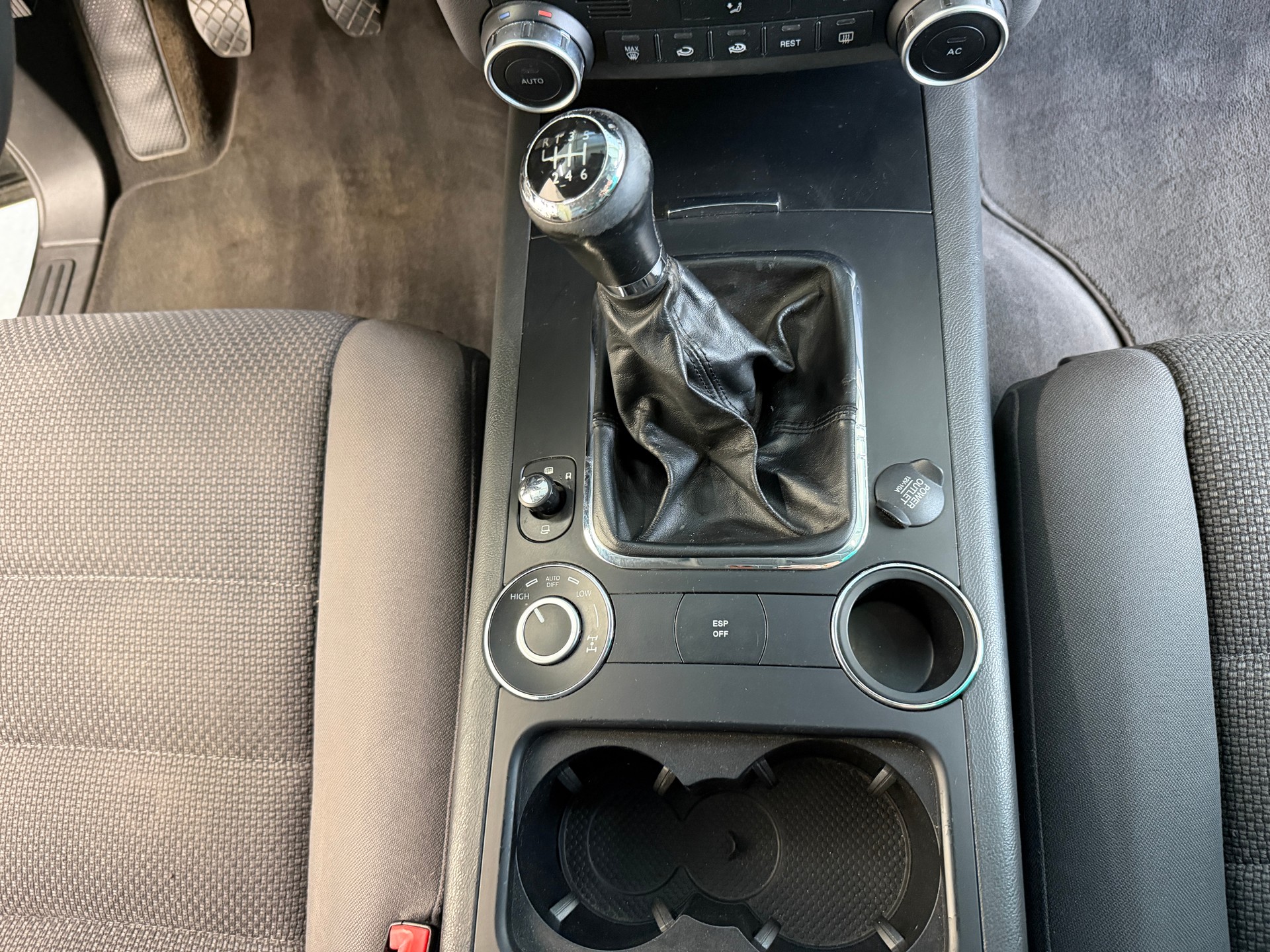 VW Touareg 2.5 TDI 6-Gang-image-22