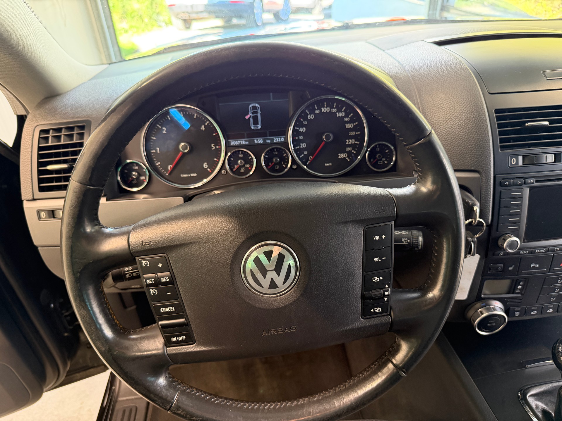 VW Touareg 2.5 TDI 6-Gang-image-23