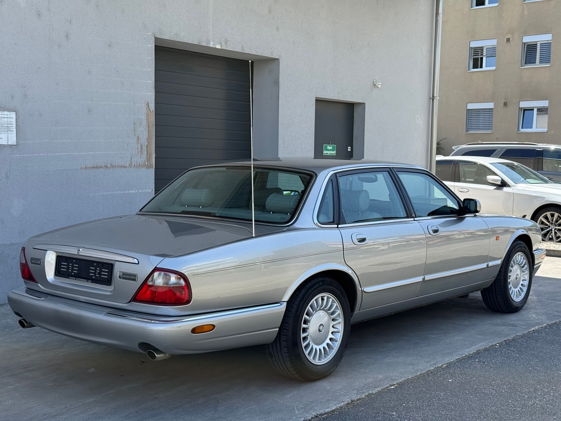 JAGUAR XJ 3.2 V8 Executive-image-7