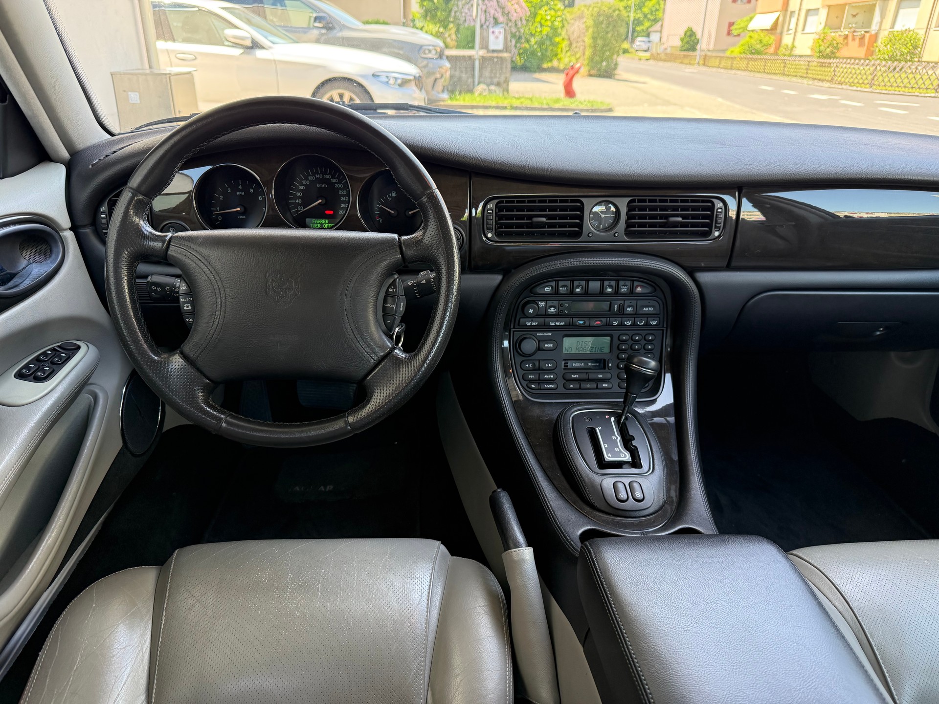 JAGUAR XJ 3.2 V8 Executive-image-9