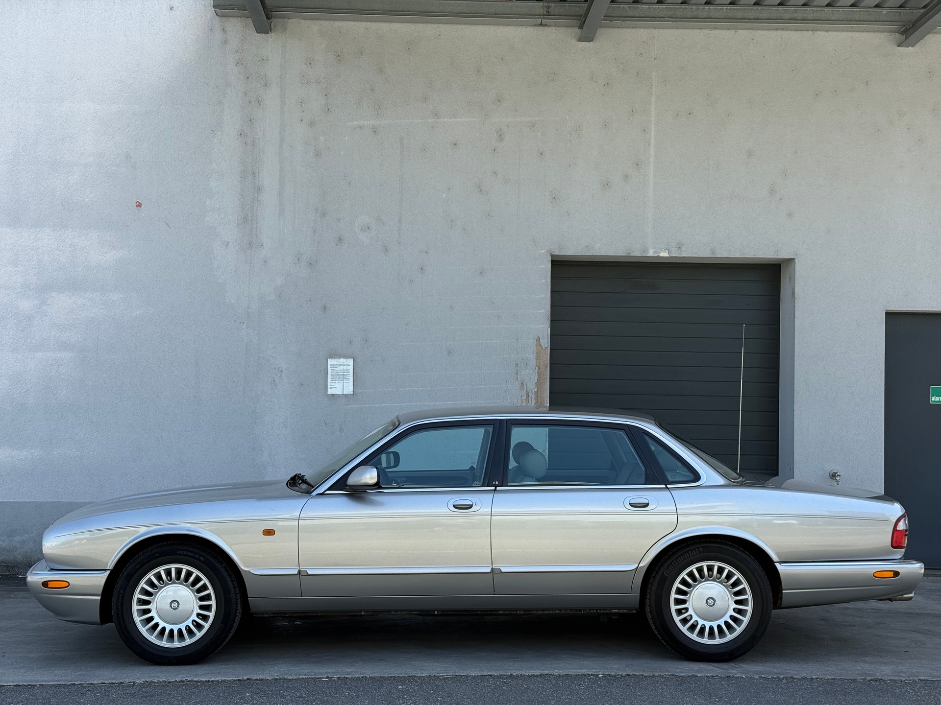 JAGUAR XJ 3.2 V8 Executive-showroom-element-1