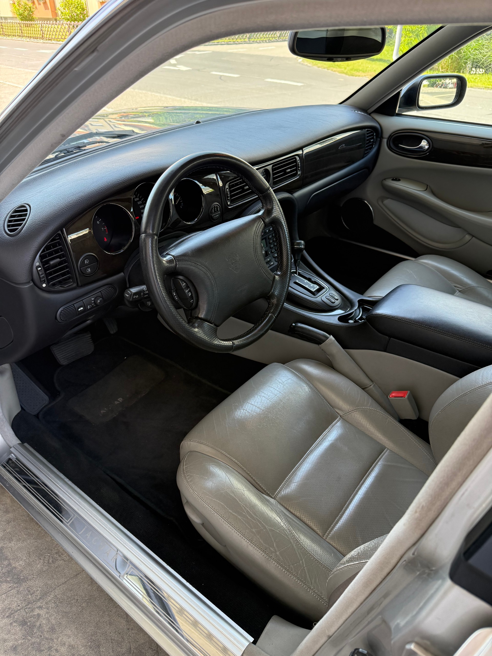 JAGUAR XJ 3.2 V8 Executive-image-8