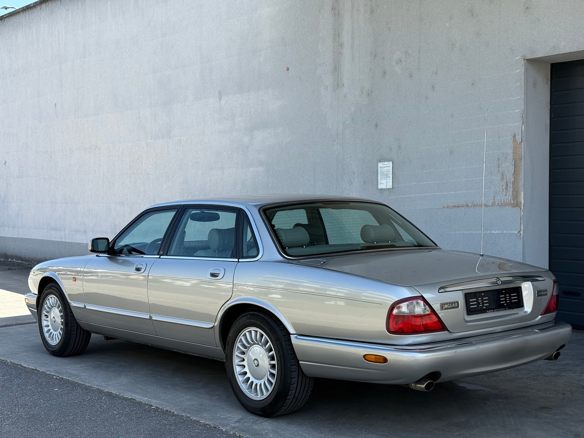 JAGUAR XJ 3.2 V8 Executive-showroom-element-3
