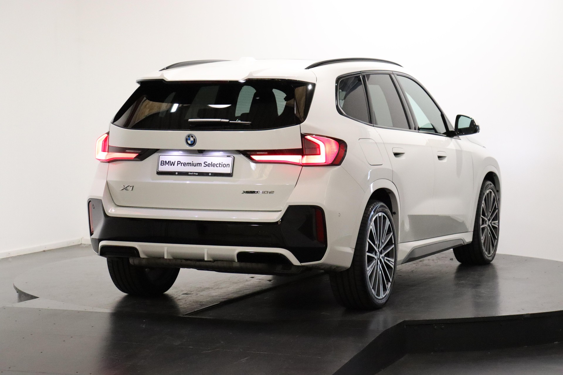 BMW X1 30e xDrive paddles-showroom-element-2