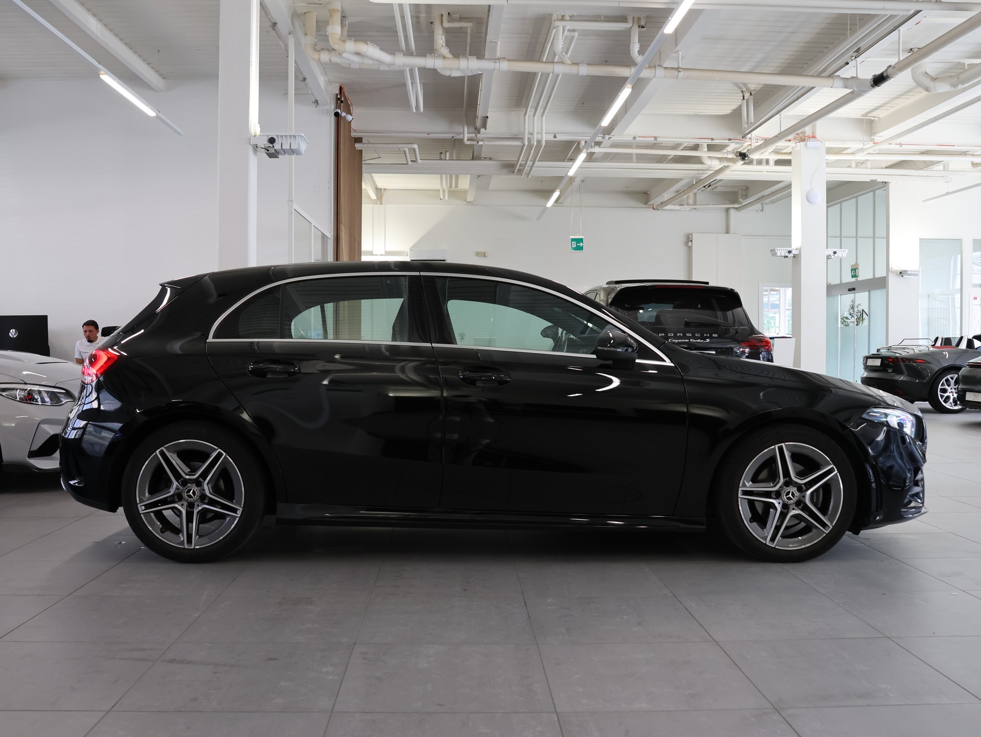 MERCEDES-BENZ A 180 d AMG Line *Rückfahrkamera* *Sitzheizung* *Command Touch*-image-5