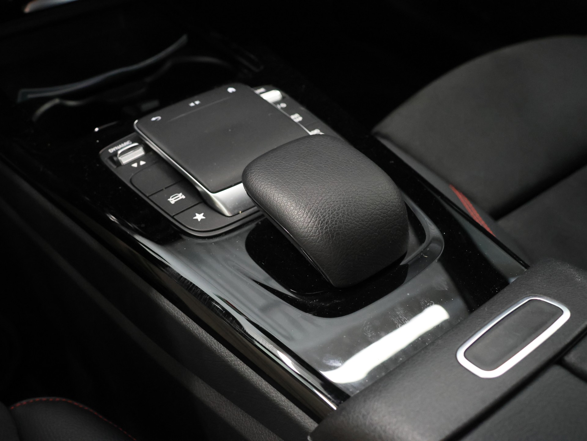 MERCEDES-BENZ A 180 d AMG Line *Rückfahrkamera* *Sitzheizung* *Command Touch*-image-23