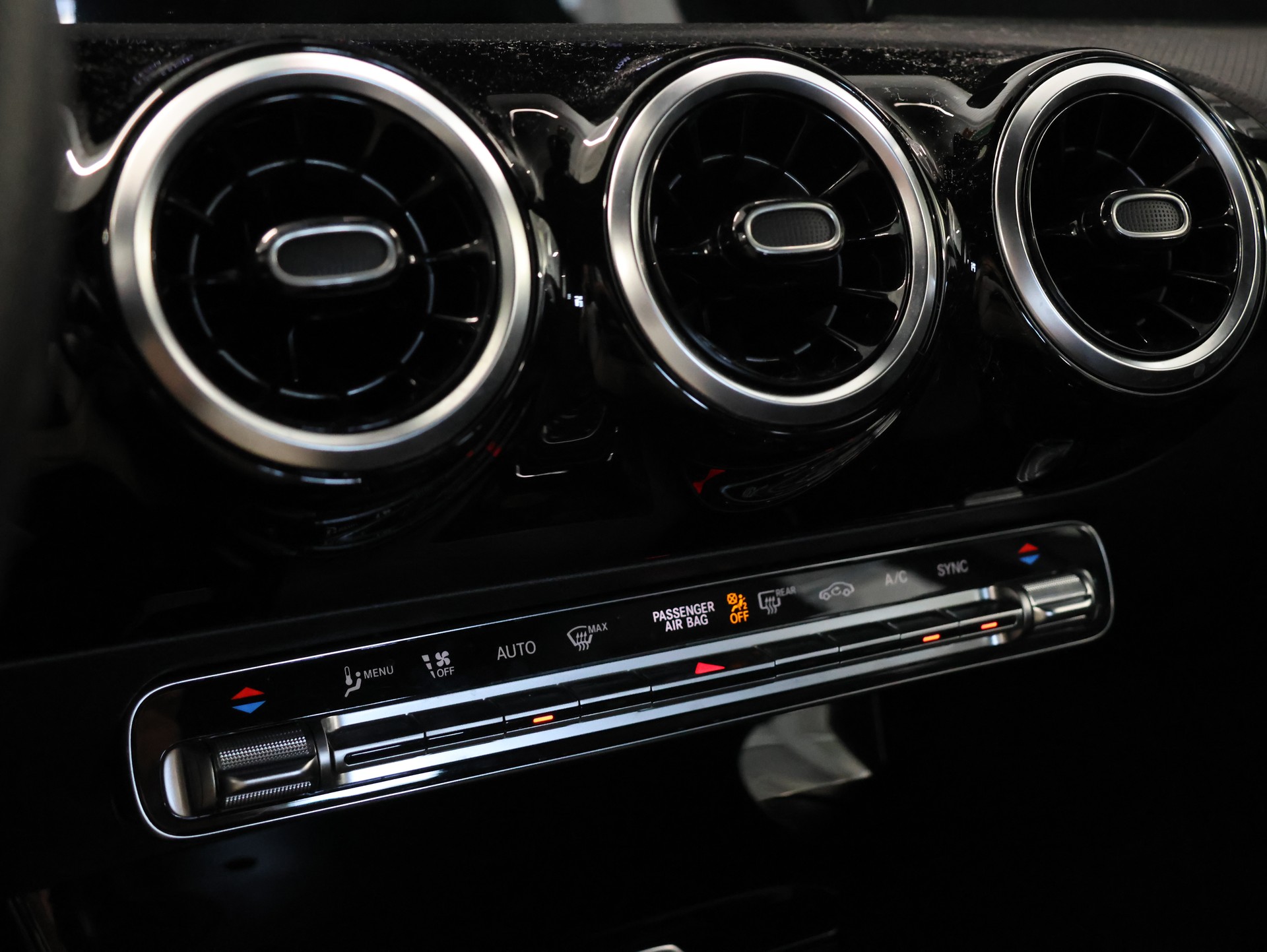 MERCEDES-BENZ A 180 d AMG Line *Rückfahrkamera* *Sitzheizung* *Command Touch*-image-22