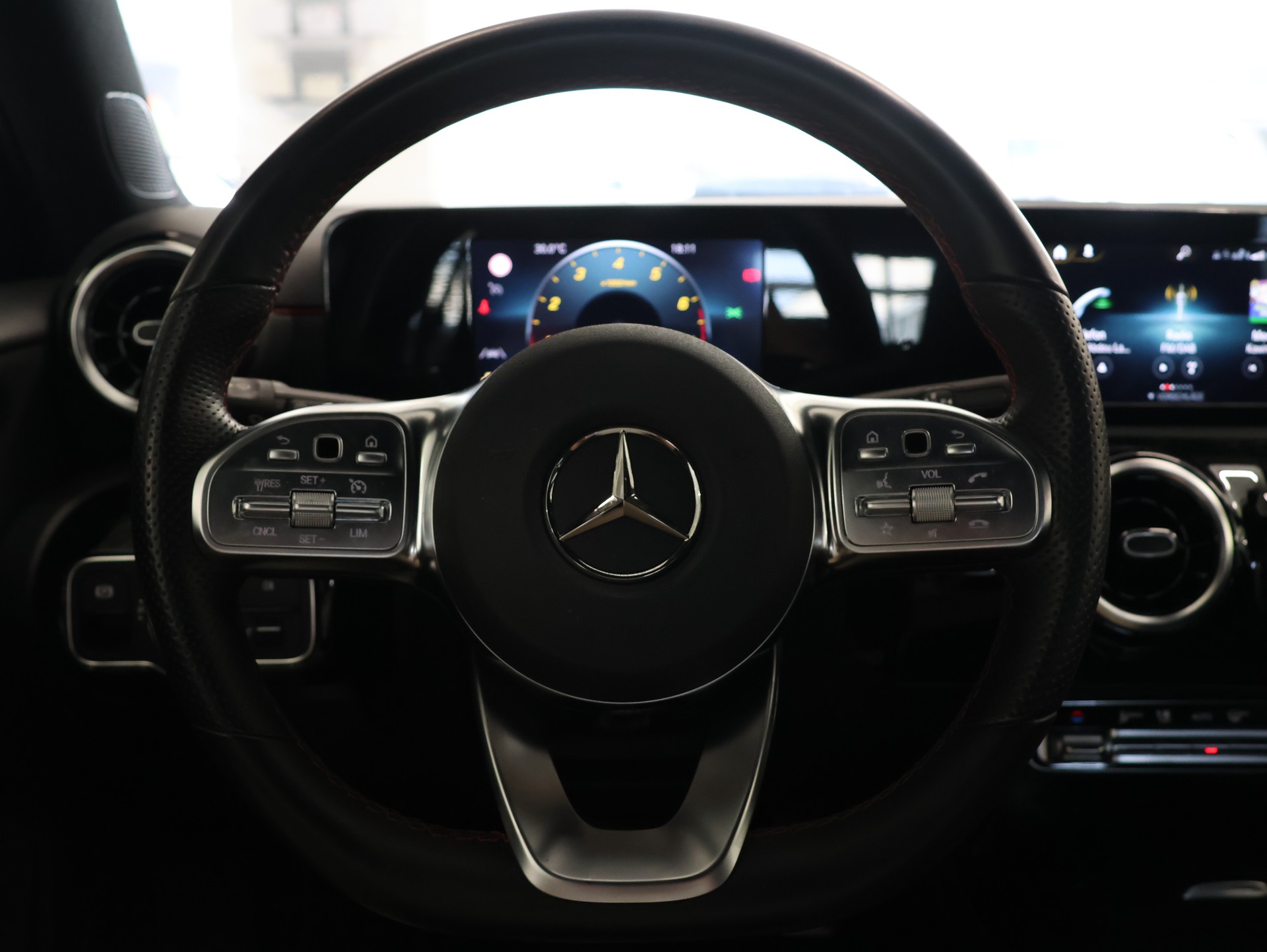 MERCEDES-BENZ A 180 d AMG Line *Rückfahrkamera* *Sitzheizung* *Command Touch*-image-17