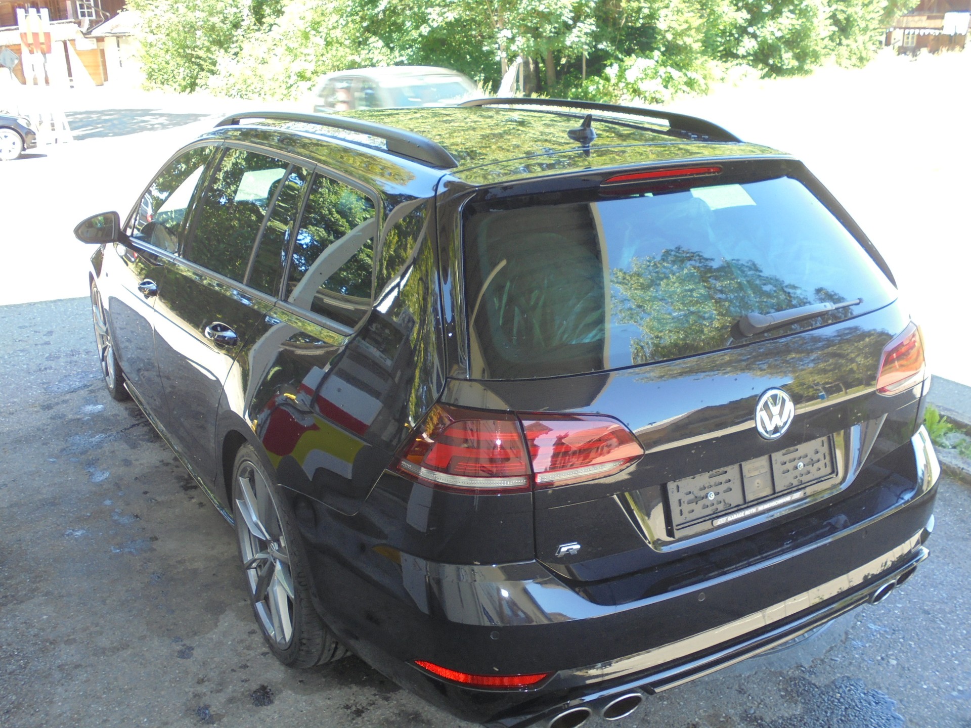 VW Golf Variant 2.0 TSI R 4Motion DSG-image-4