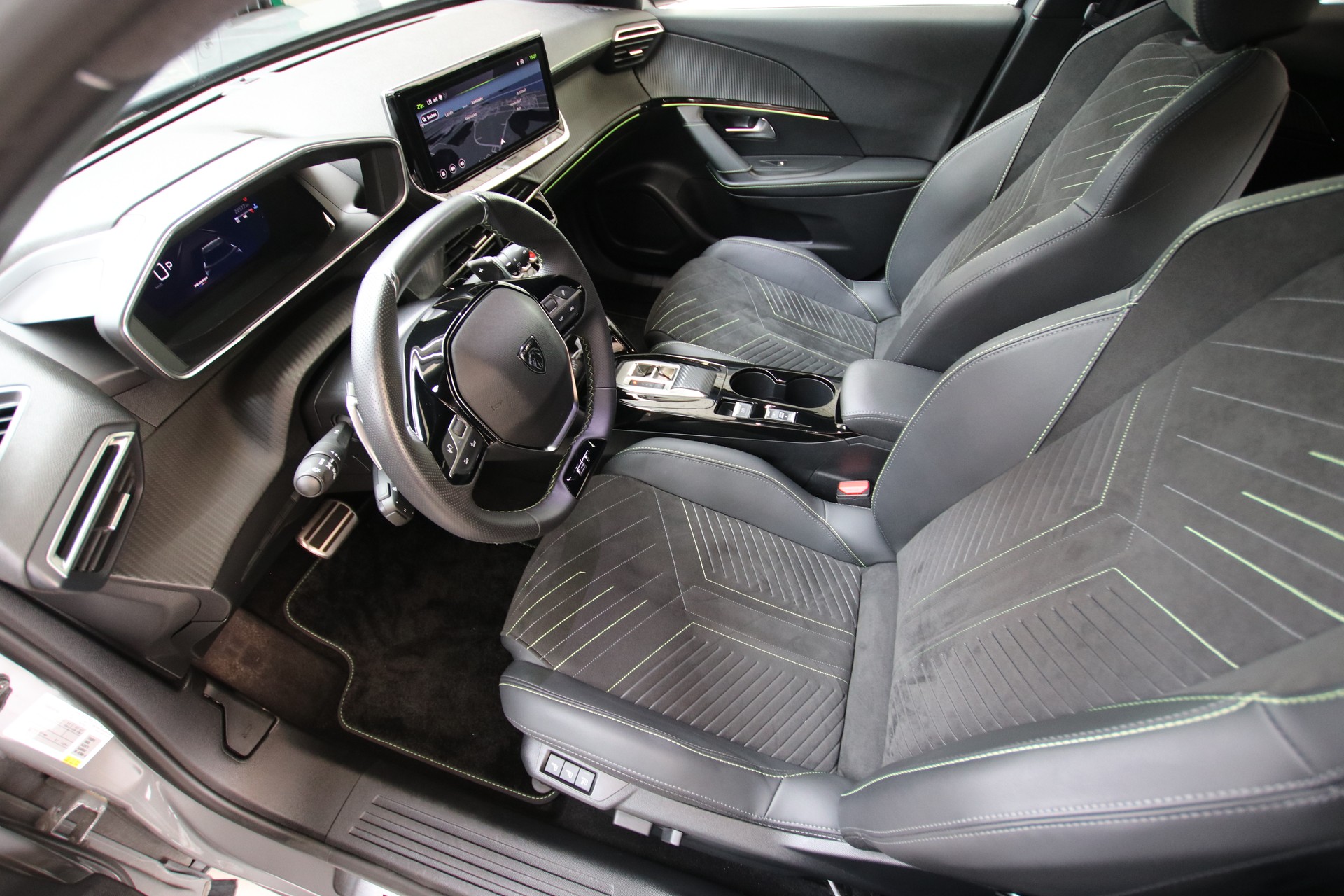 PEUGEOT 2008 1.2 PureTech GT-image-11