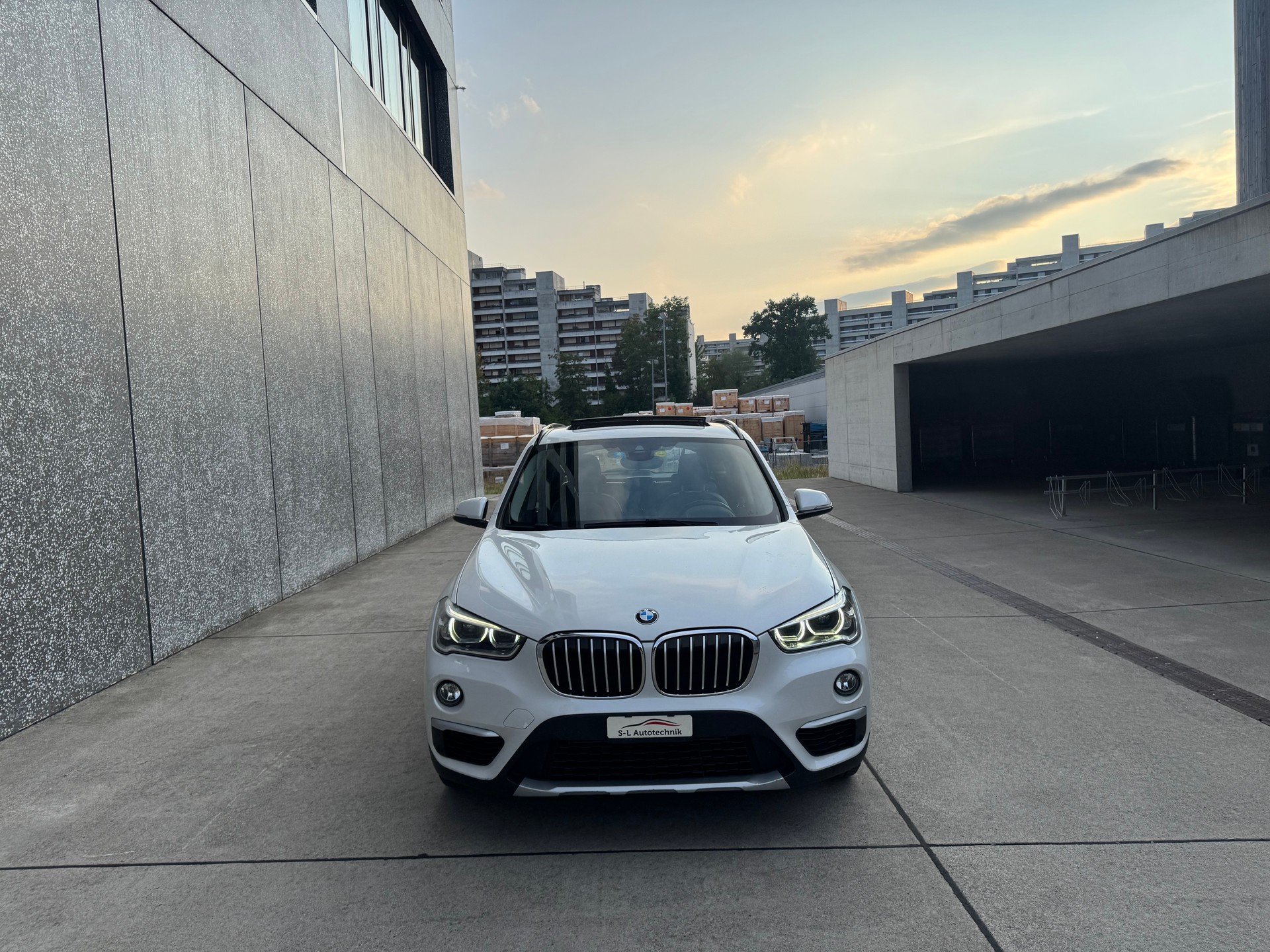 BMW X1 xDrive 20d xLine Steptronic-showroom-element-1