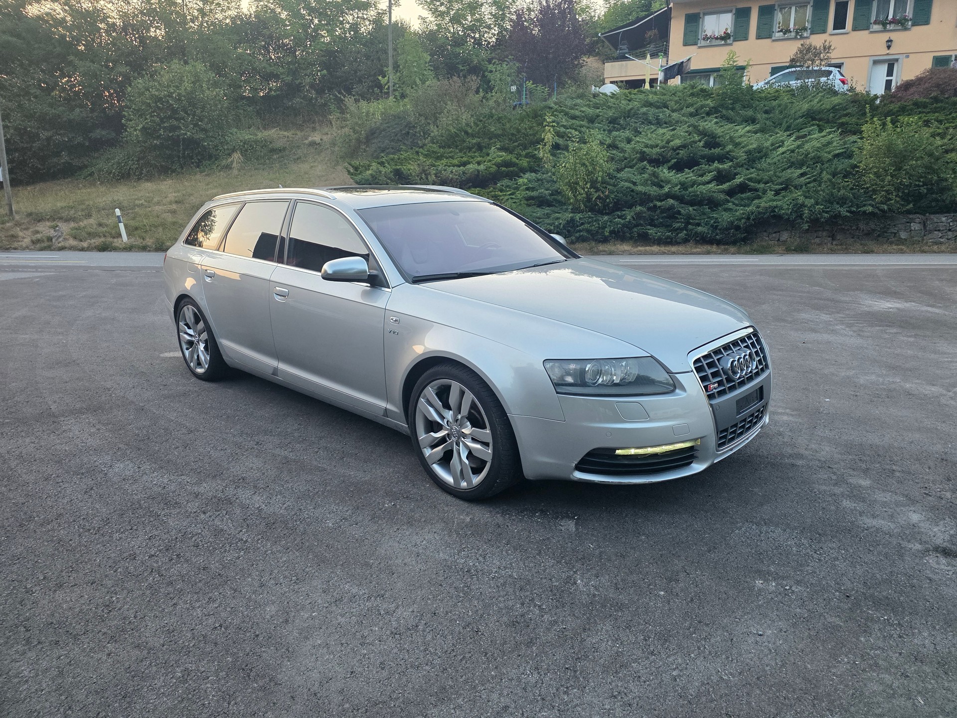 AUDI S6 Avant 5.2 V10 quattro tiptronic-image-1