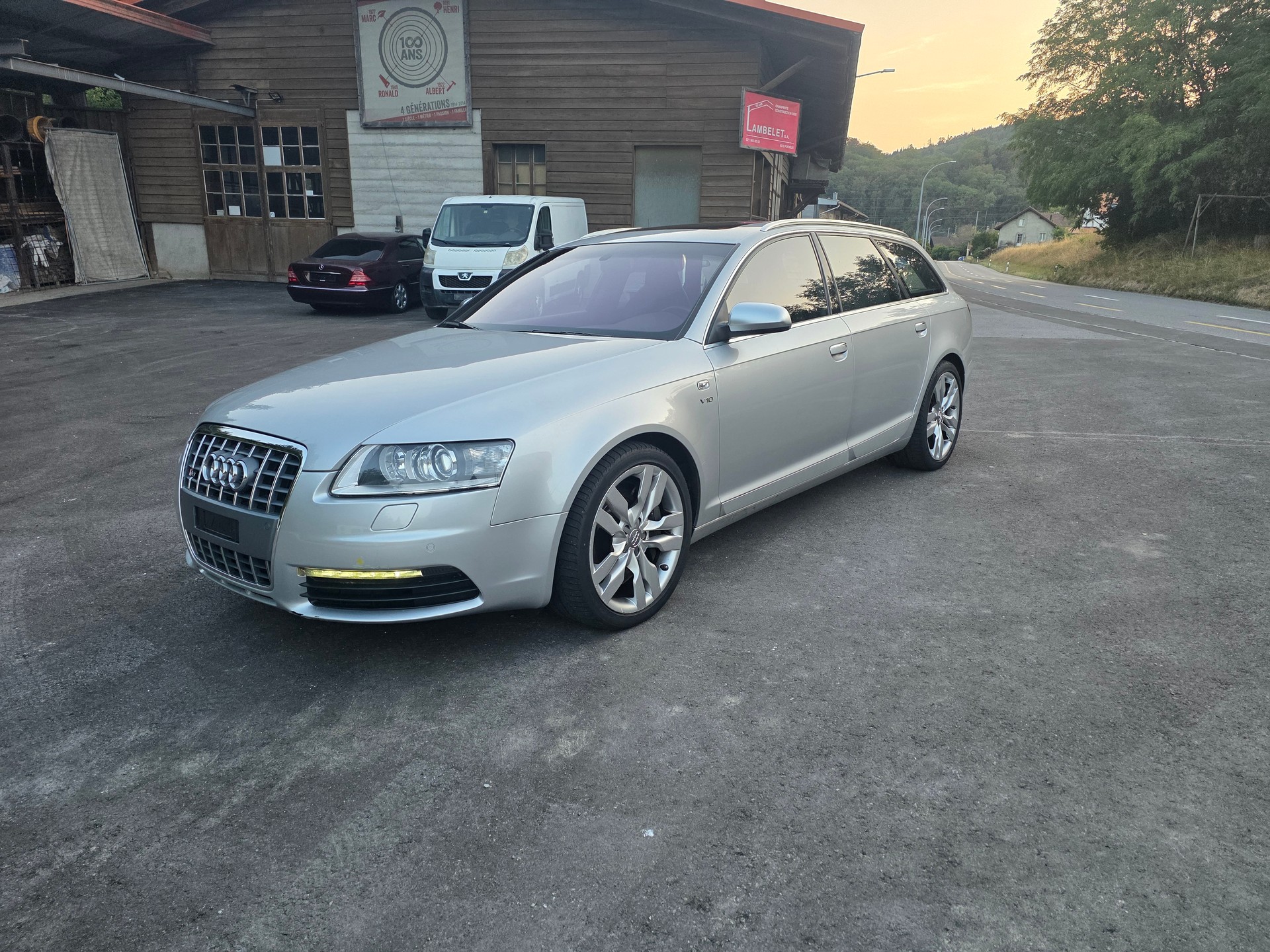AUDI S6 Avant 5.2 V10 quattro tiptronic-image-2