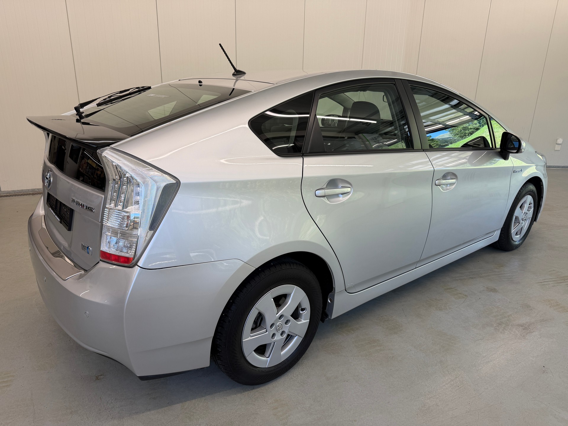 TOYOTA Prius 1.8 16V HSD Sol-showroom-element-3