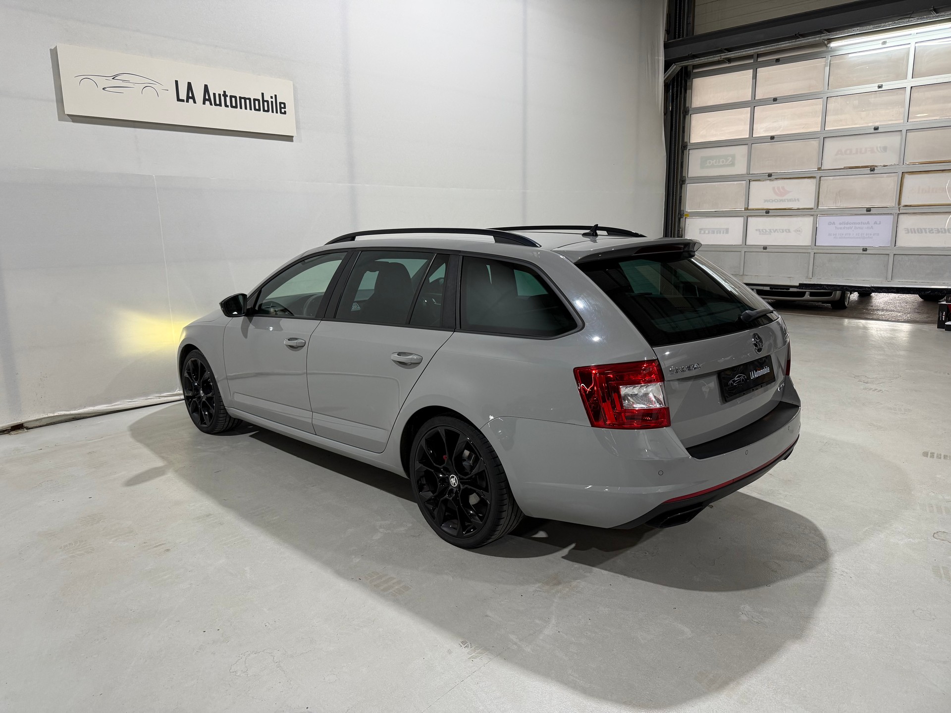 SKODA Octavia Combi 2.0 TSI RS 230 DSG-image-9