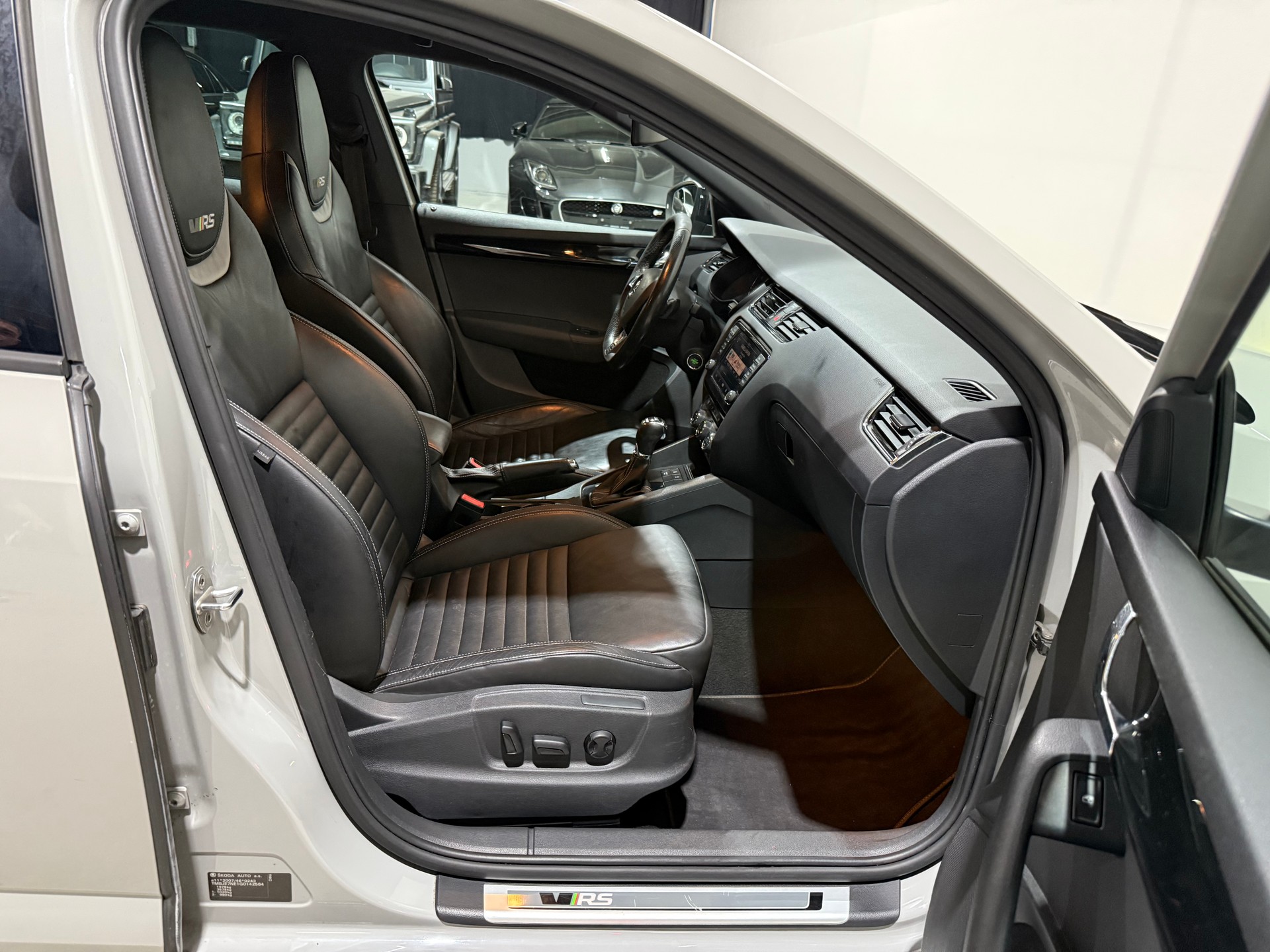 SKODA Octavia Combi 2.0 TSI RS 230 DSG-image-14