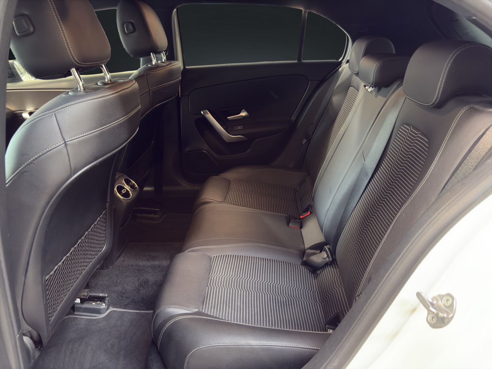 MERCEDES-BENZ A 180 d Edition-image-14