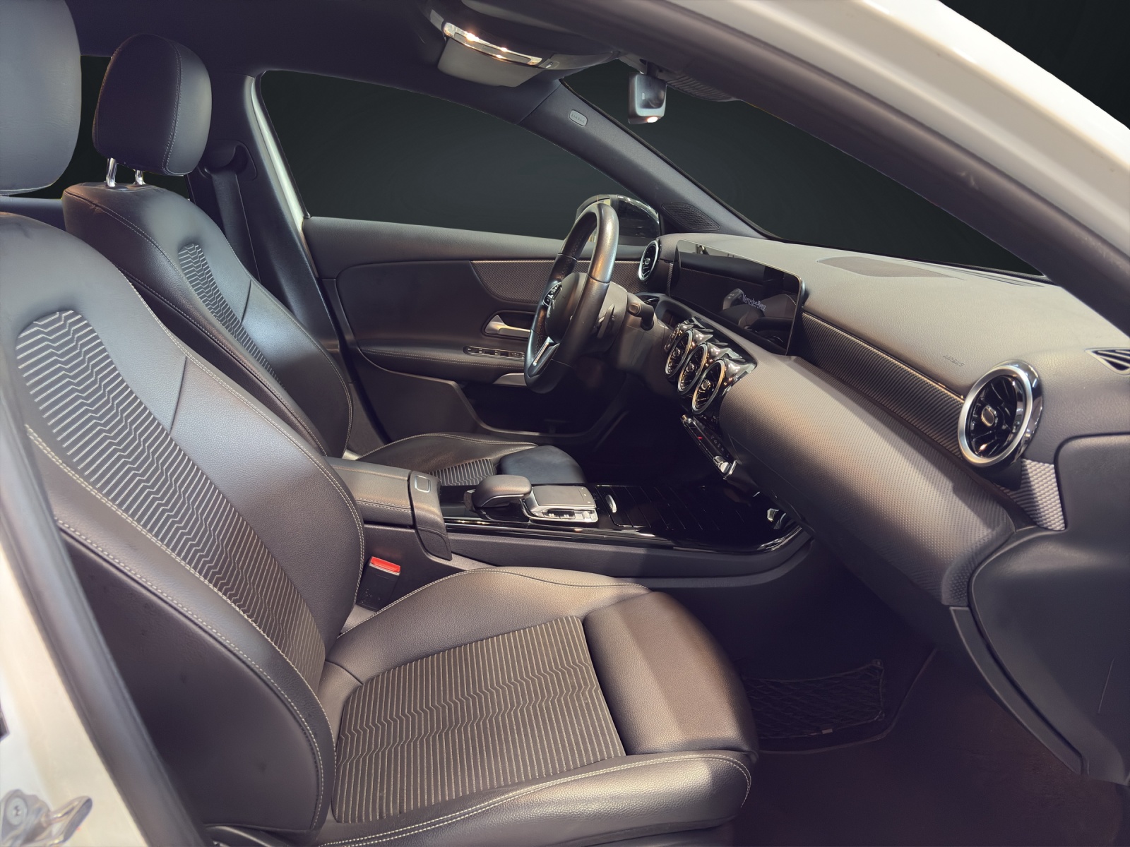 MERCEDES-BENZ A 180 d Edition-image-12