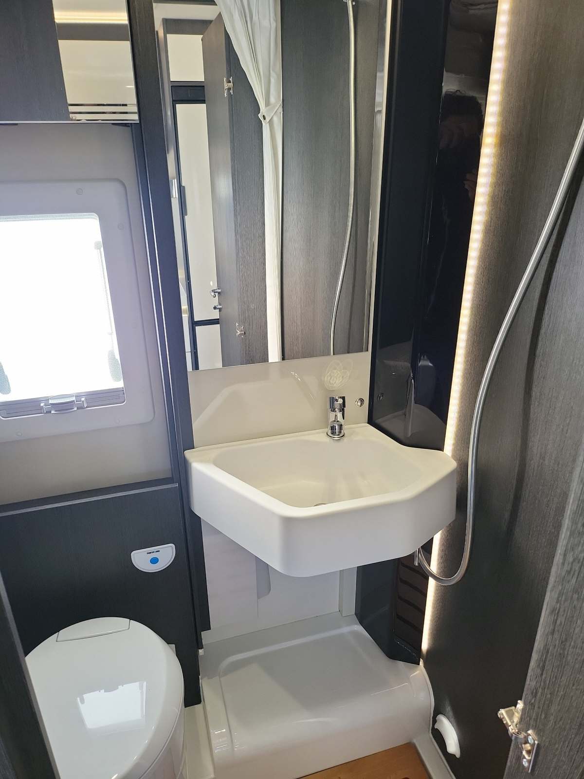 FORD Transit Roller Team Kronos 285 TL für 5 Personen-image-14
