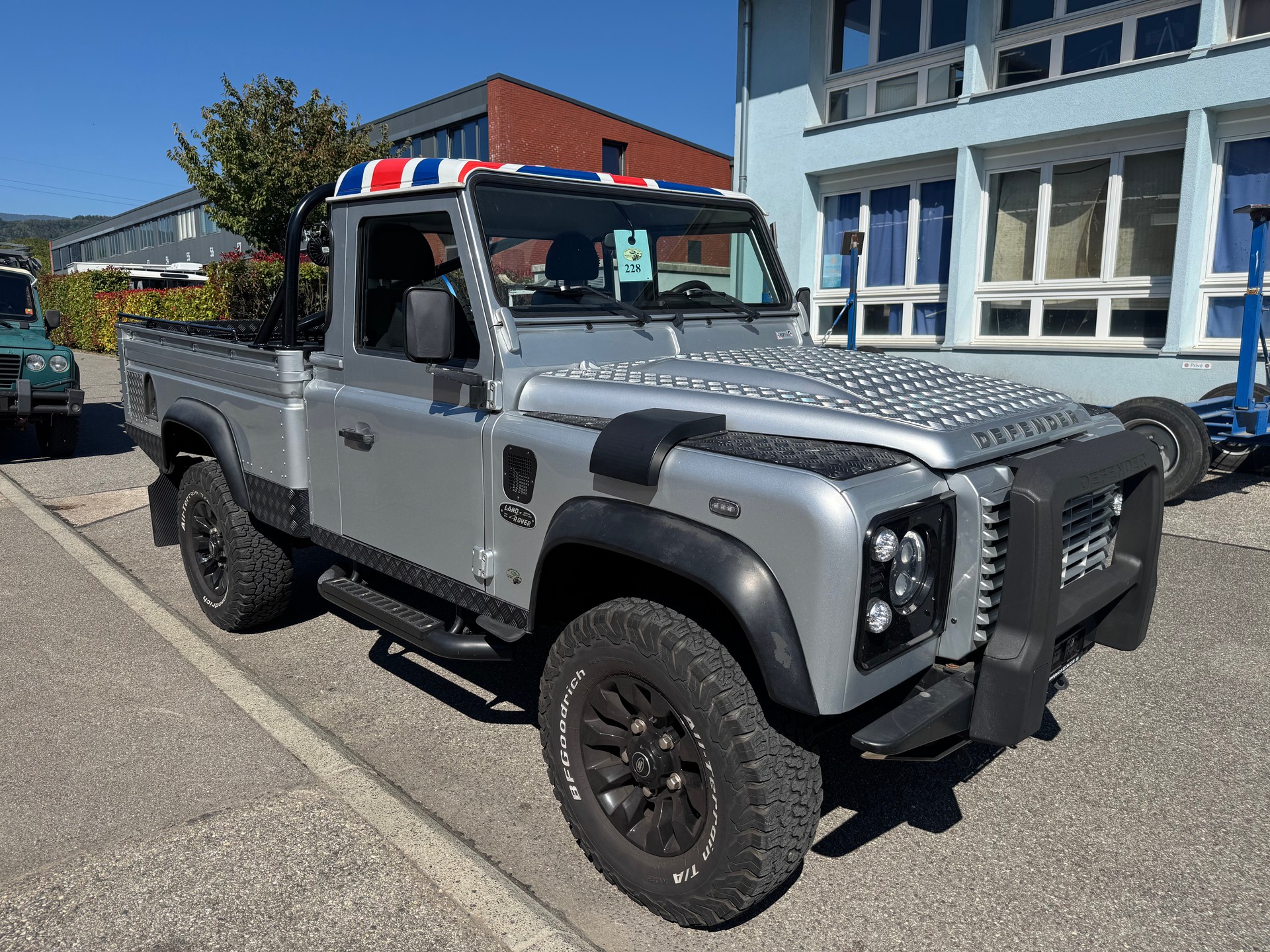 LAND ROVER Defender 110 2.2 TD4 High Capacity Pick Up-image-2