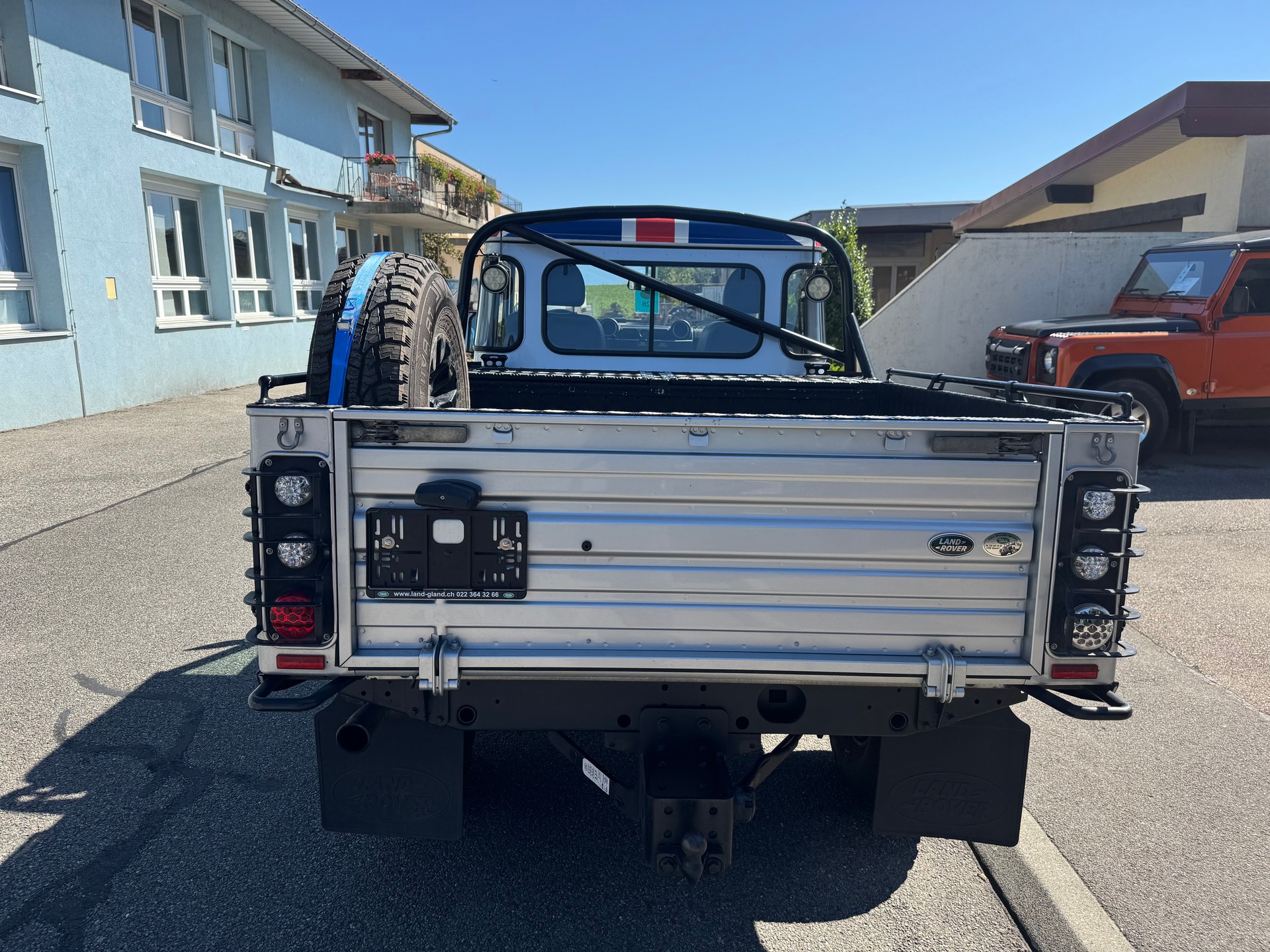 LAND ROVER Defender 110 2.2 TD4 High Capacity Pick Up-image-5