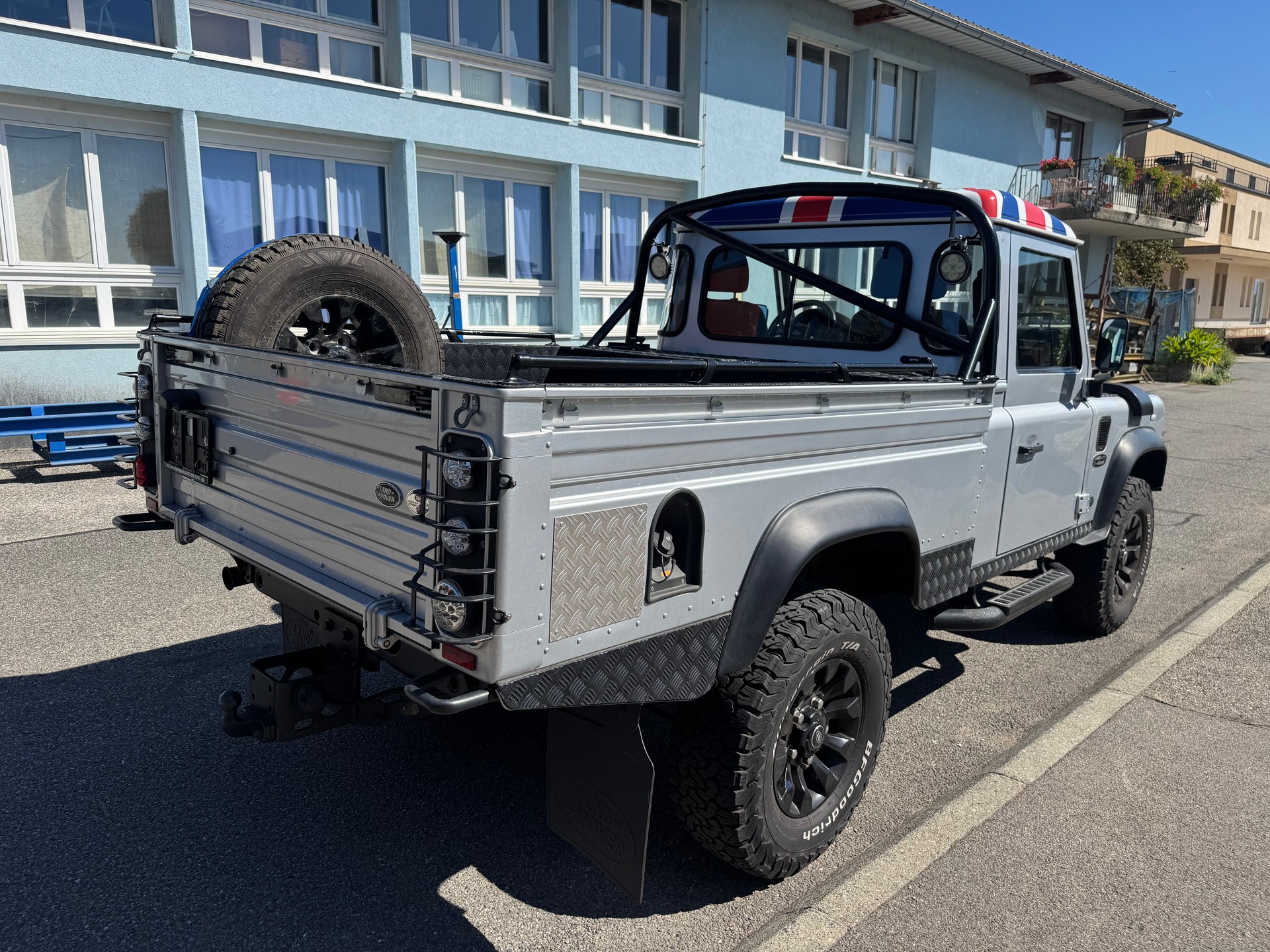 LAND ROVER Defender 110 2.2 TD4 High Capacity Pick Up-image-4