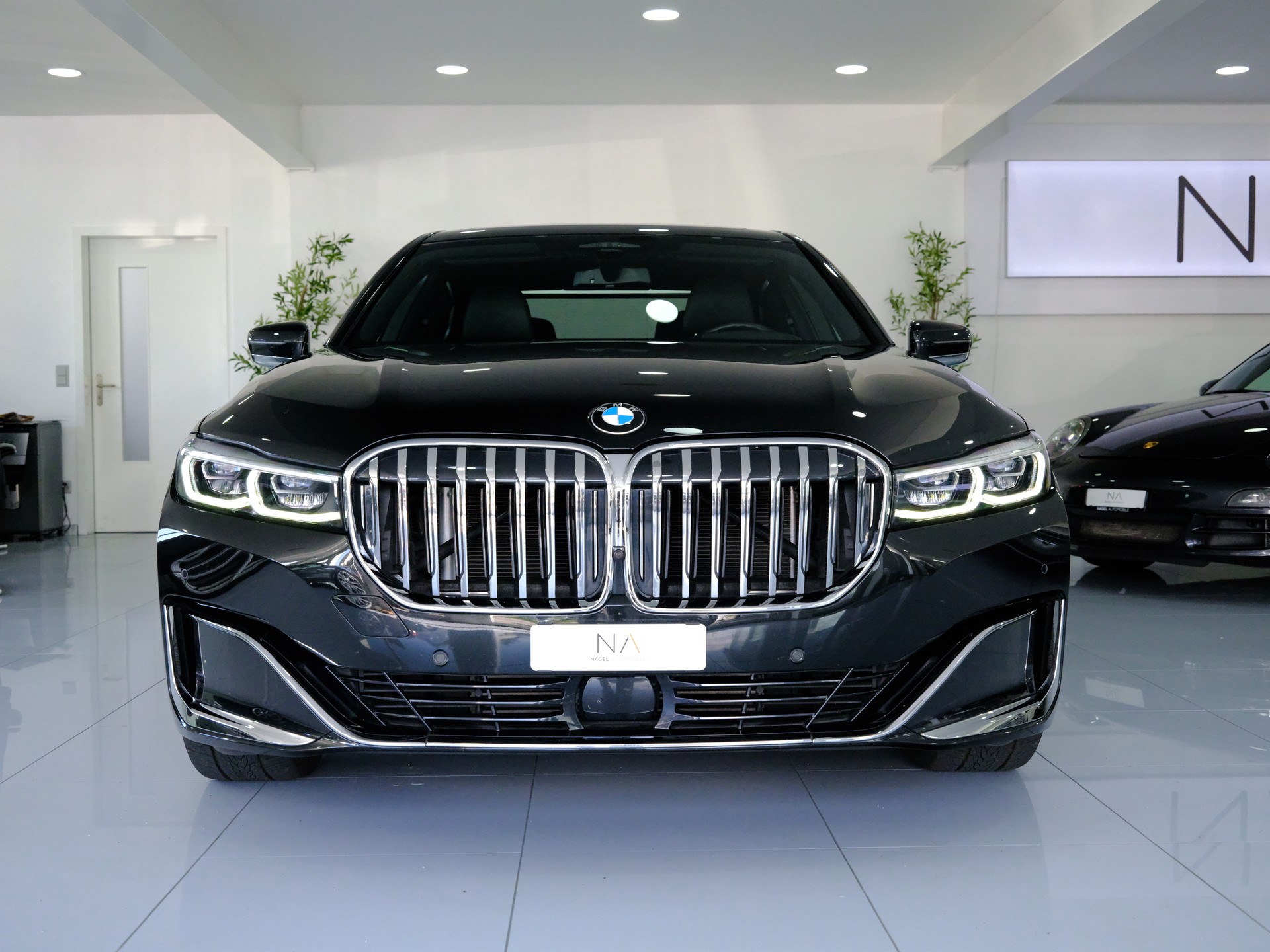 BMW 730Ld xDrive Steptronic-showroom-element-2