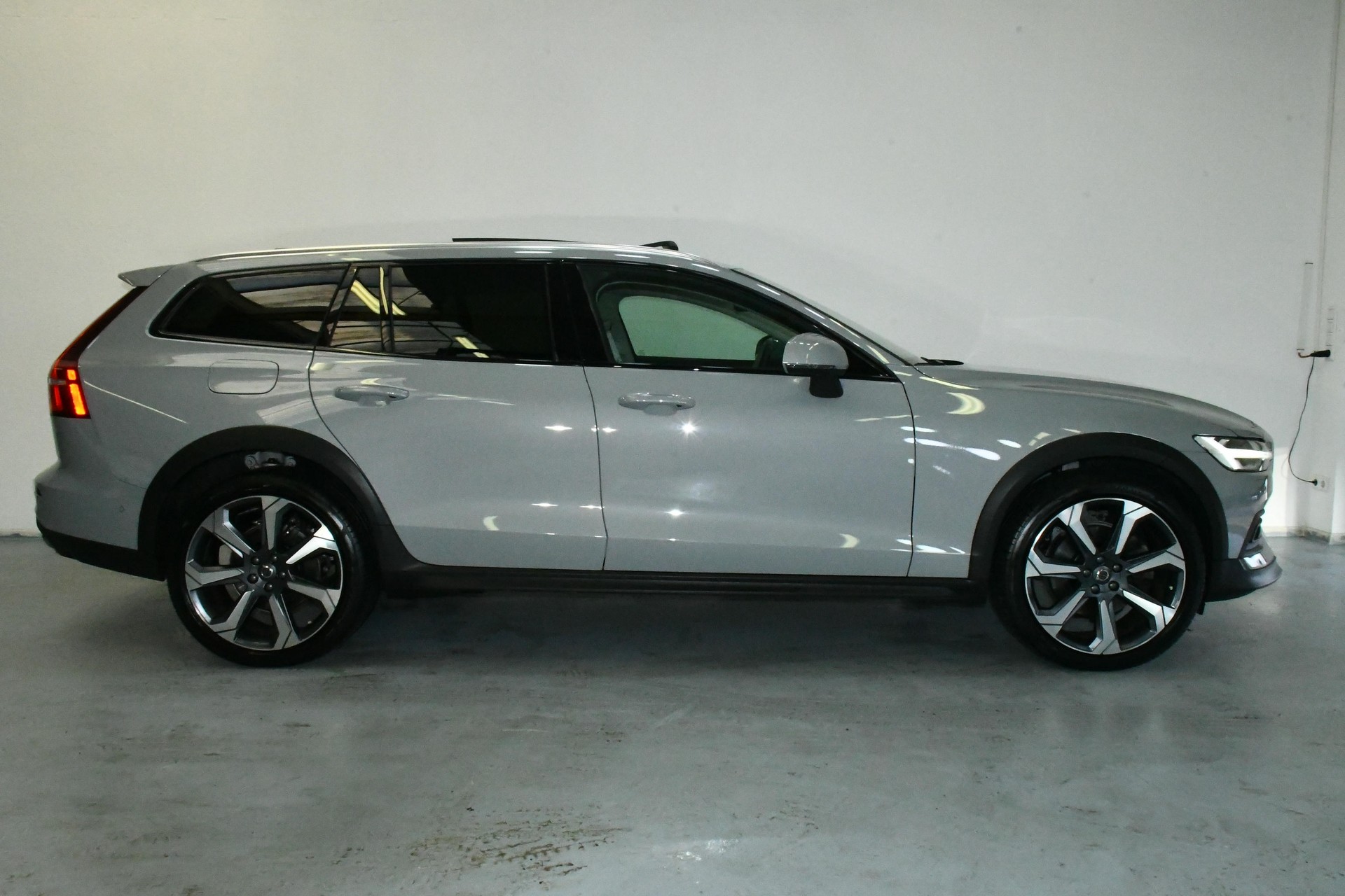 VOLVO V60 Cross Country AWD Ultim ACC*PAN*H&K*AHK*SBEL-image-4
