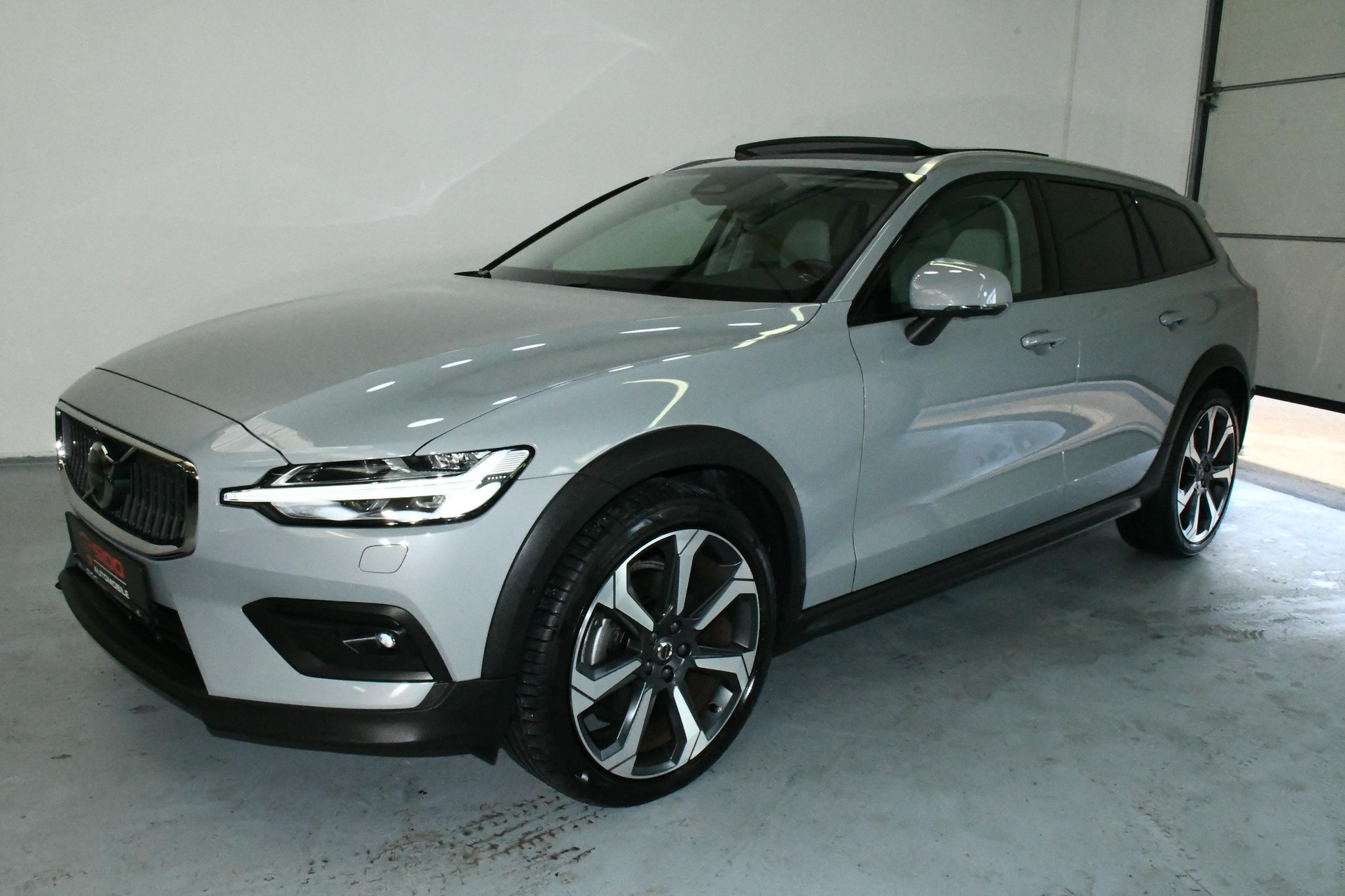VOLVO V60 Cross Country AWD Ultim ACC*PAN*H&K*AHK*SBEL-image-1
