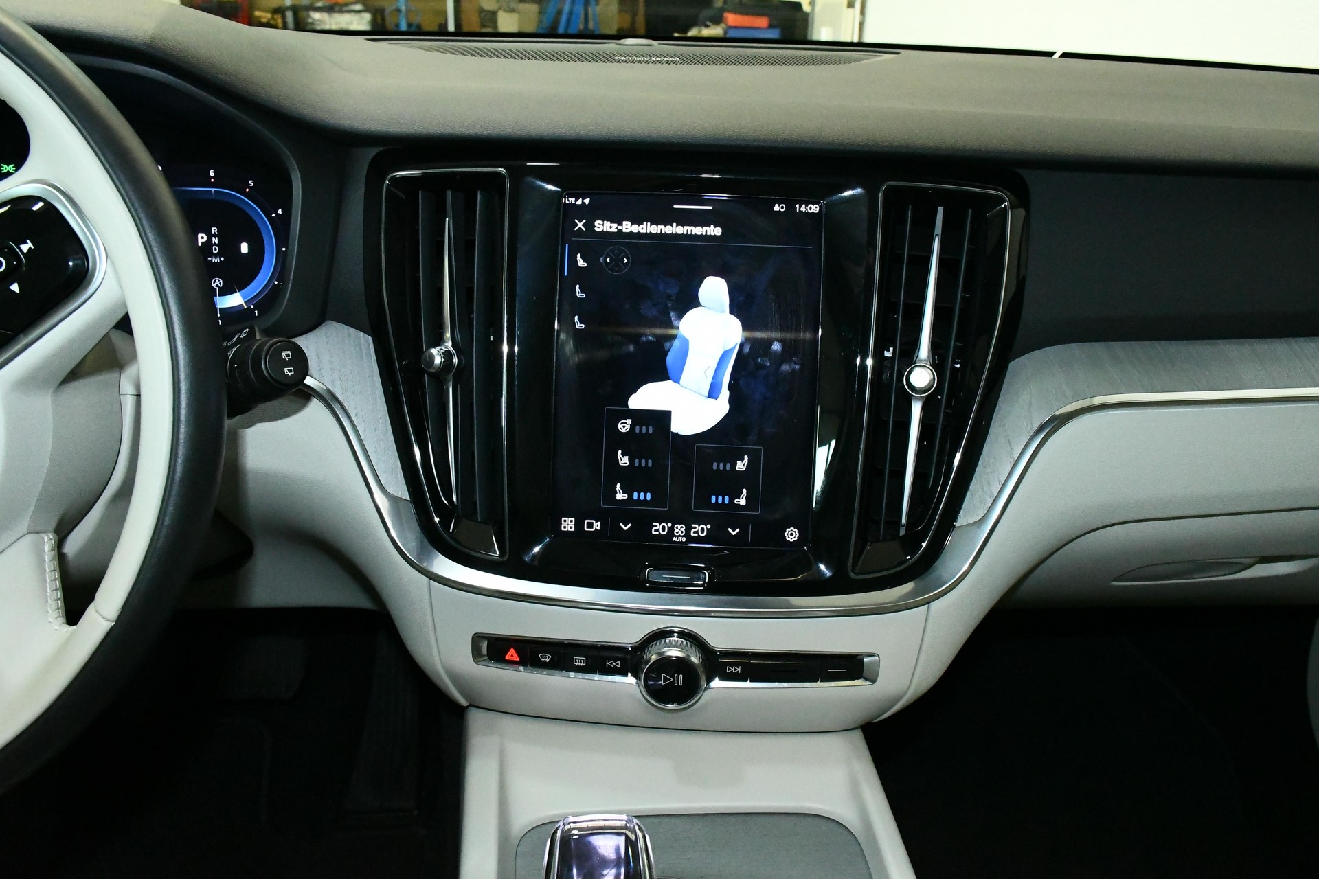 VOLVO V60 Cross Country AWD Ultim ACC*PAN*H&K*AHK*SBEL-image-14