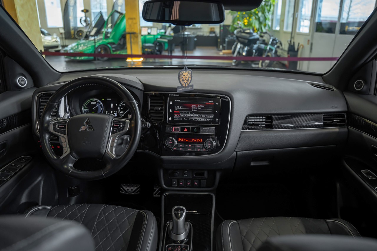 MITSUBISHI Outlander 2.4 PHEV Style 4WD Automatic-image-10