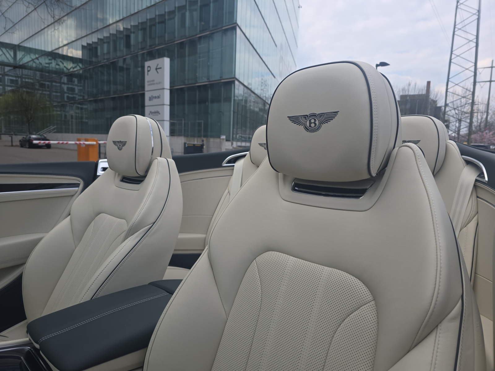 BENTLEY Continental GTC 4.0 V8 PHEV 680 PS / 1.9% Leasing möglich.-image-16