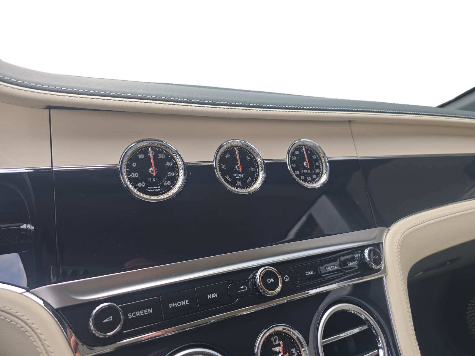 BENTLEY Continental GTC 4.0 V8 PHEV 680 PS / 1.9% Leasing möglich.-image-13
