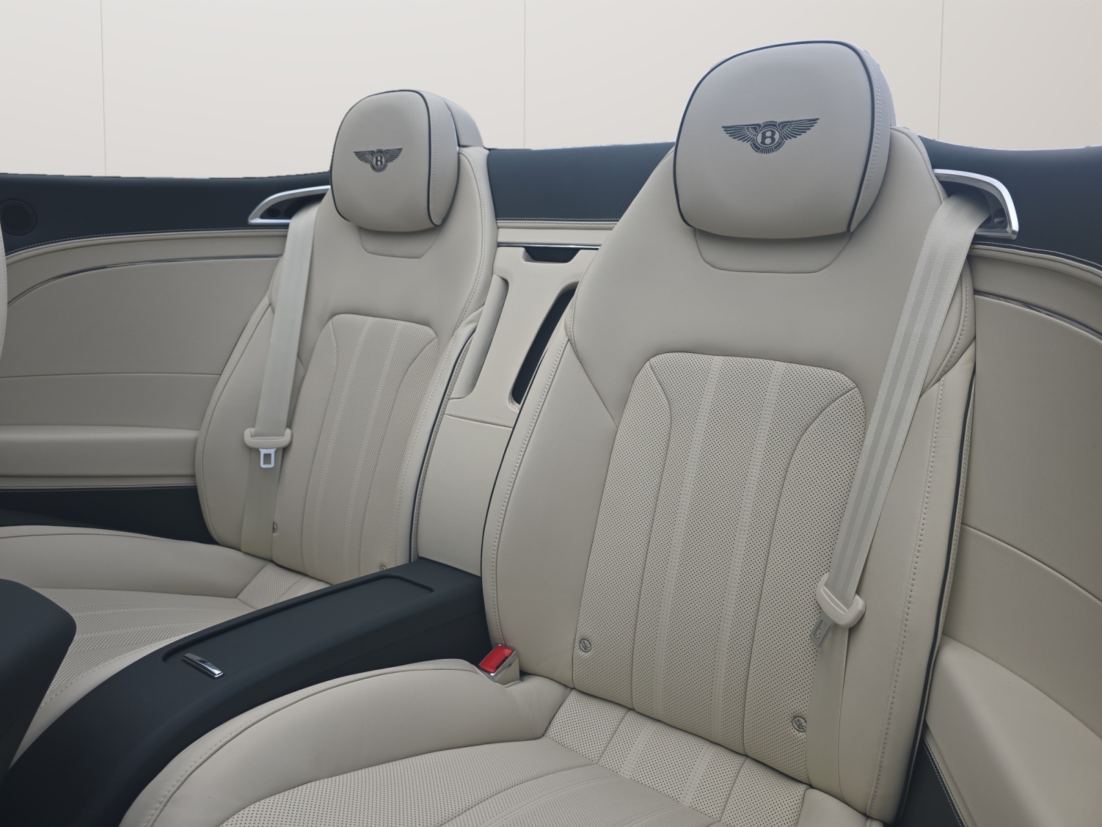 BENTLEY Continental GTC 4.0 V8 PHEV 680 PS / 1.9% Leasing möglich.-image-17