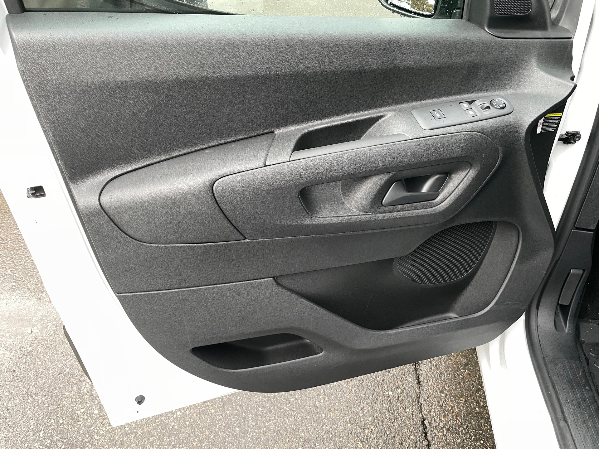 PEUGEOT e-Partner L1 50kWh Standard mit Rückfahrkamera-image-16