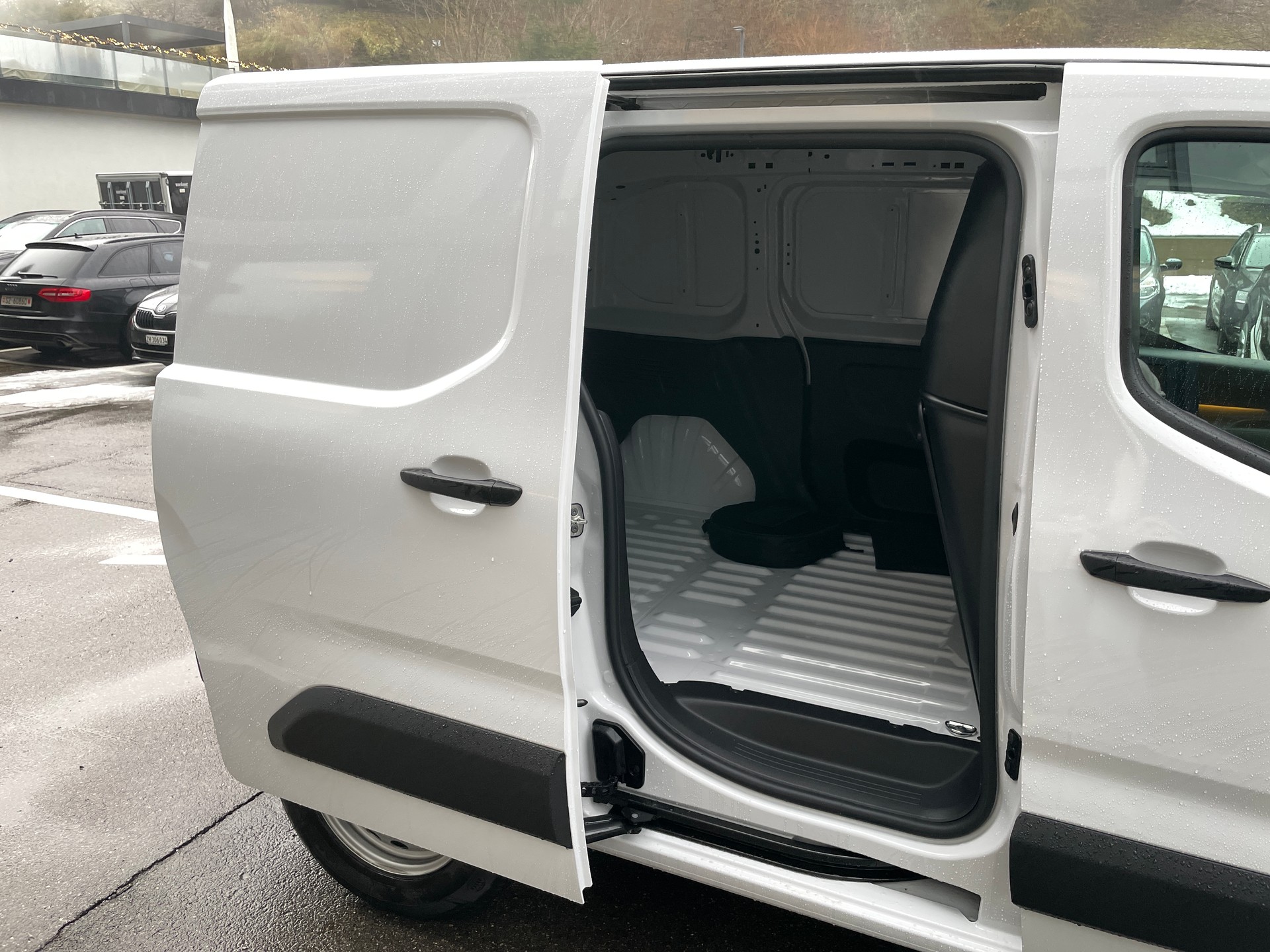 PEUGEOT e-Partner L1 50kWh Standard mit Rückfahrkamera-showroom-element-3
