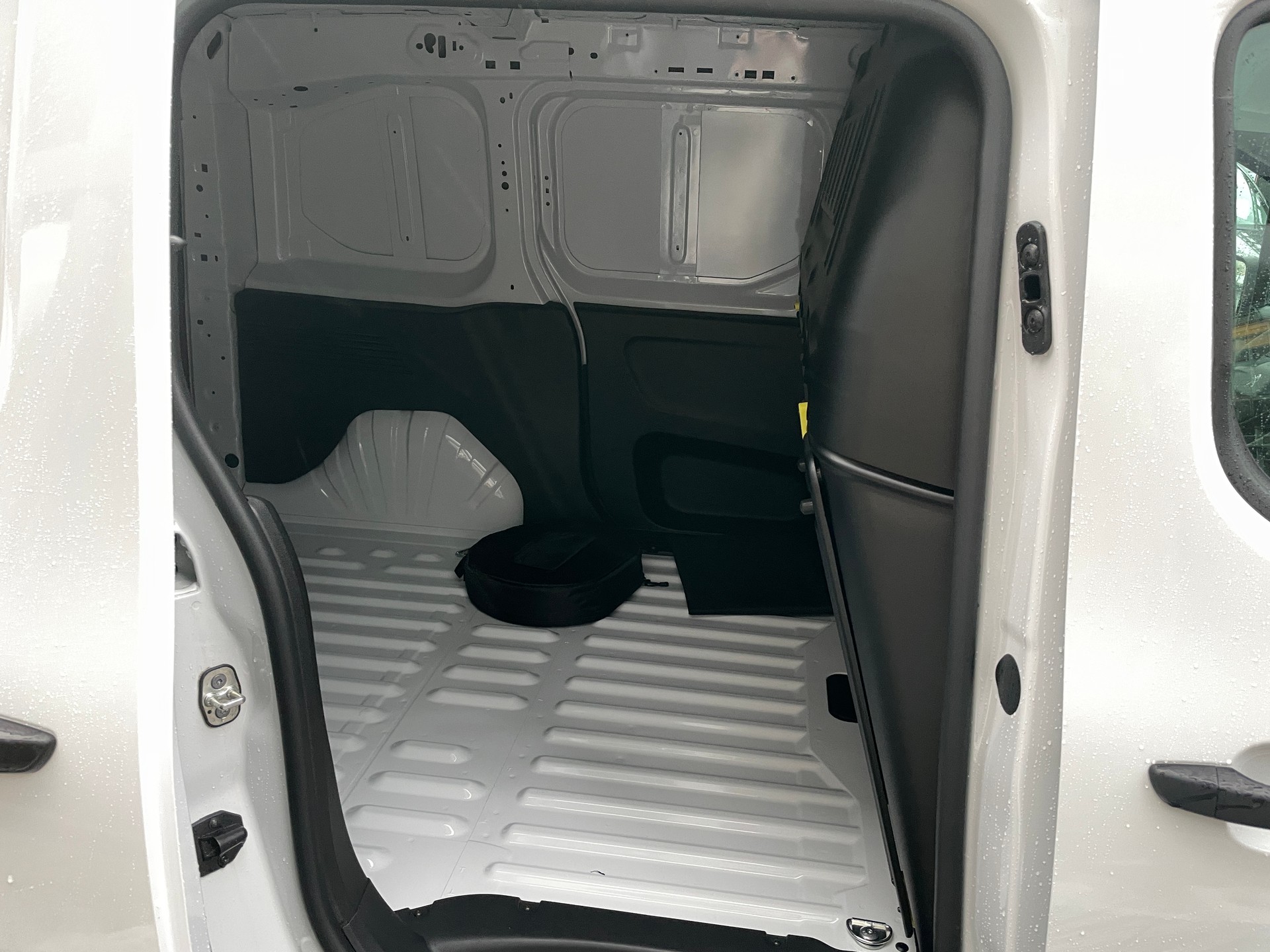 PEUGEOT e-Partner L1 50kWh Standard mit Rückfahrkamera-image-4