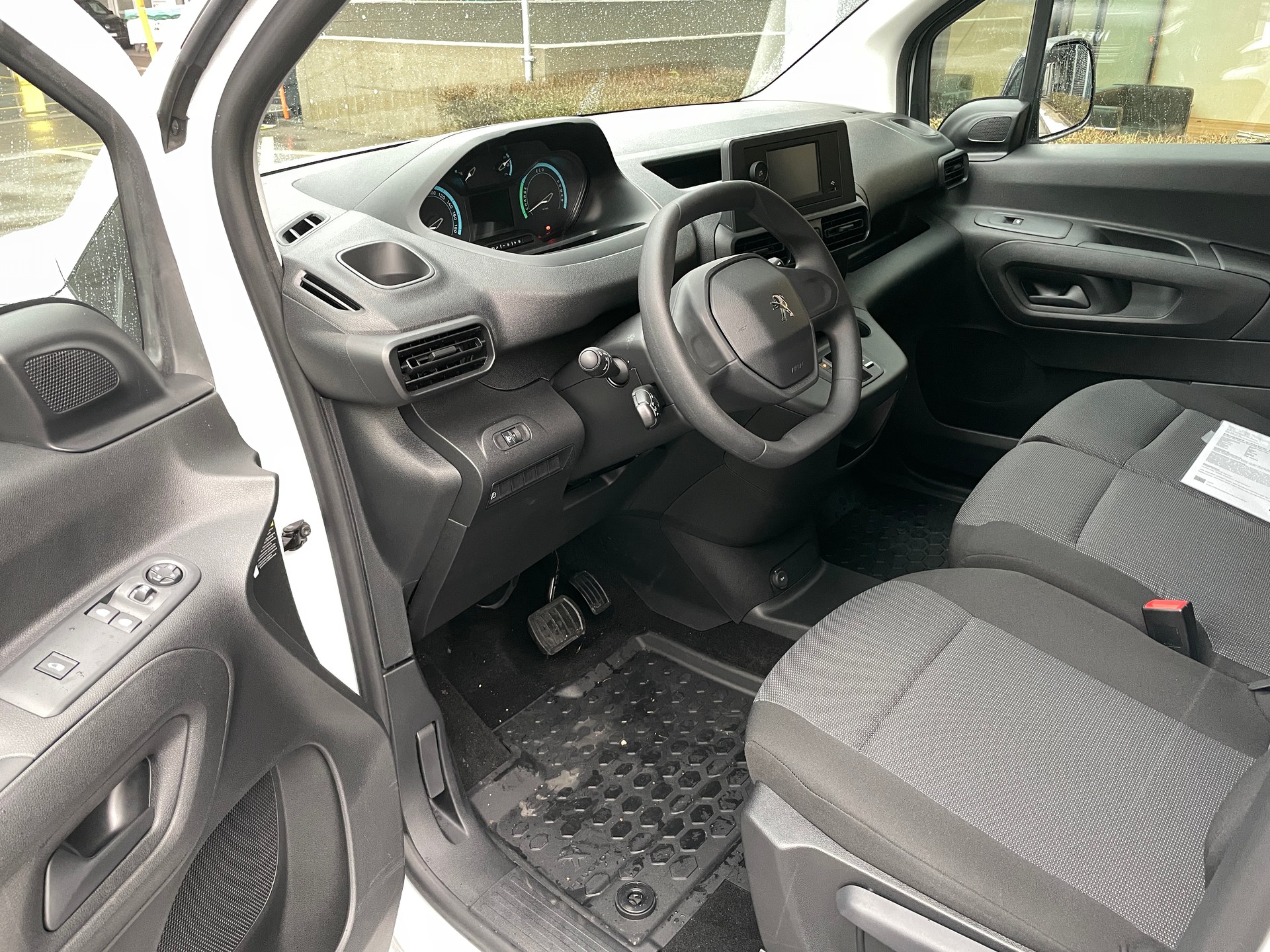PEUGEOT e-Partner L1 50kWh Standard mit Rückfahrkamera-image-17