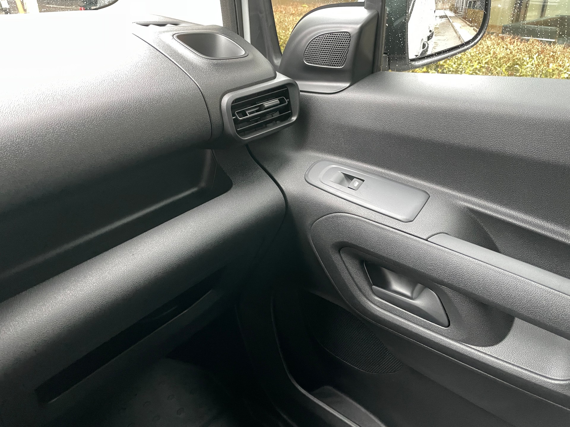 PEUGEOT e-Partner L1 50kWh Standard mit Rückfahrkamera-image-29