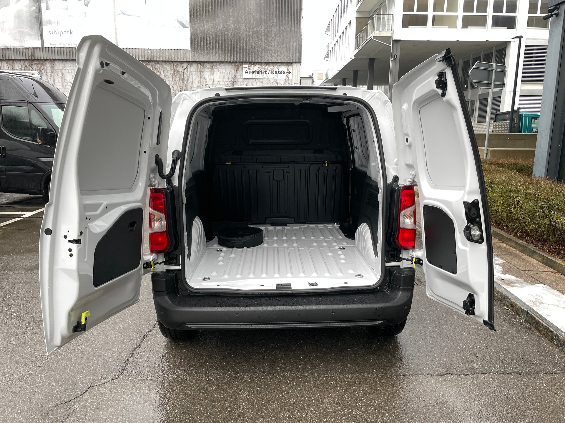 PEUGEOT e-Partner L1 50kWh Standard mit Rückfahrkamera-image-11