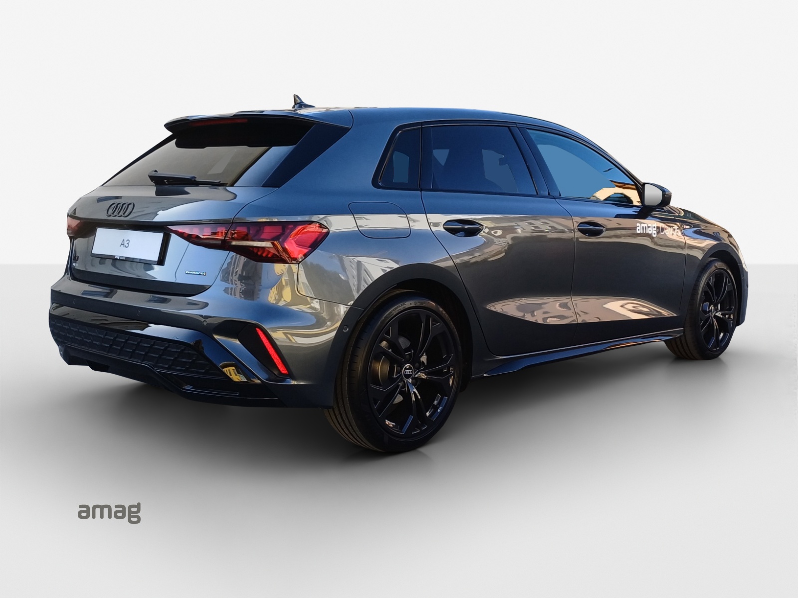 AUDI A3 Sportback TFSI 150 kW quattro S line S tronic-image-4