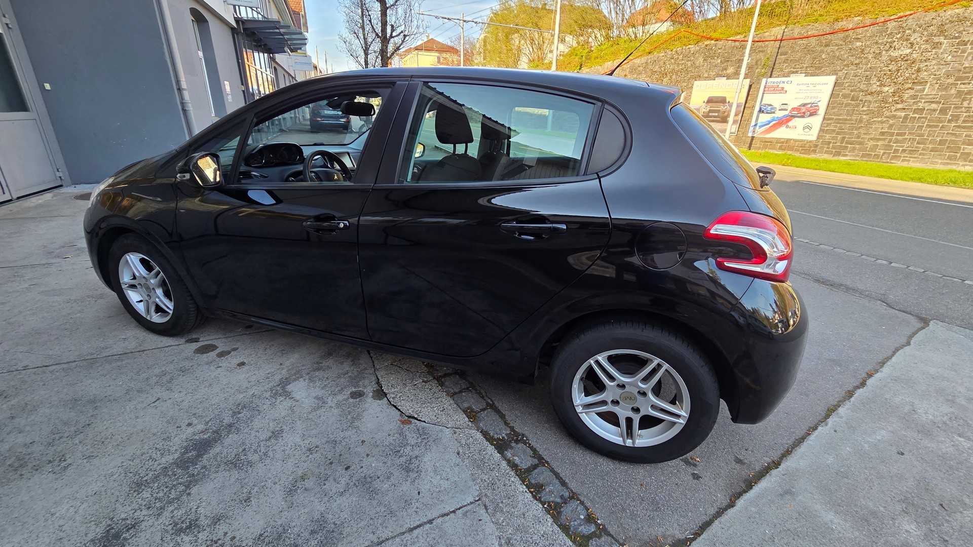 PEUGEOT 208 1.2 VTI Active-image-6