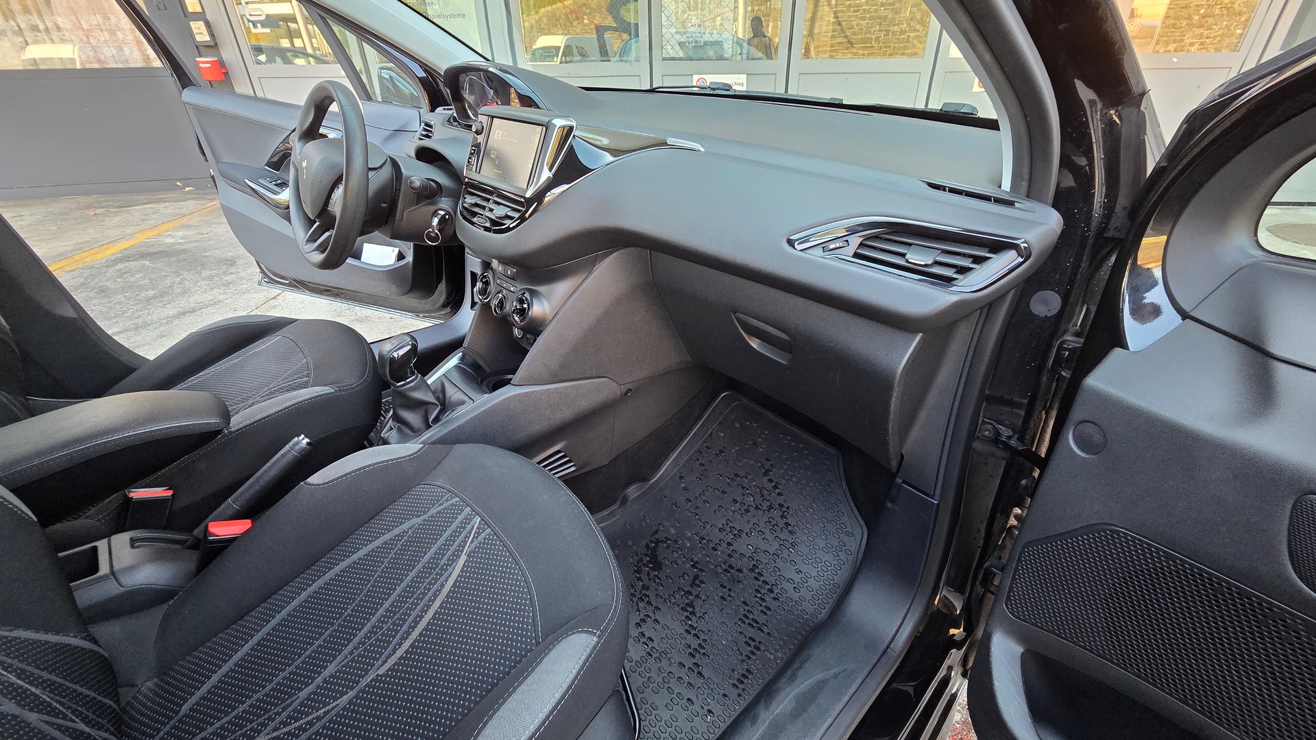 PEUGEOT 208 1.2 VTI Active-image-12