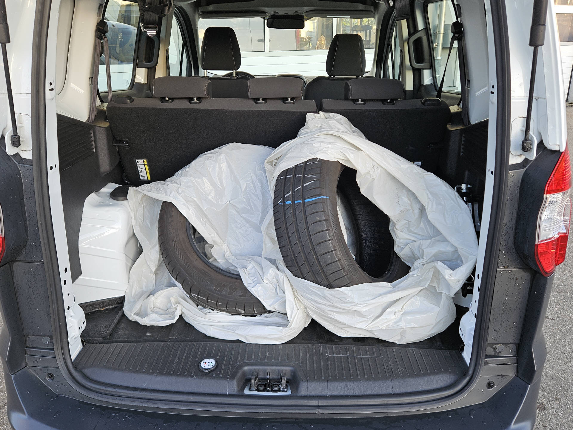 FORD Transit Courier Kombi 1.5 TDCi Trend * Frisch ab MFK * Frisch ab Service *-image-8